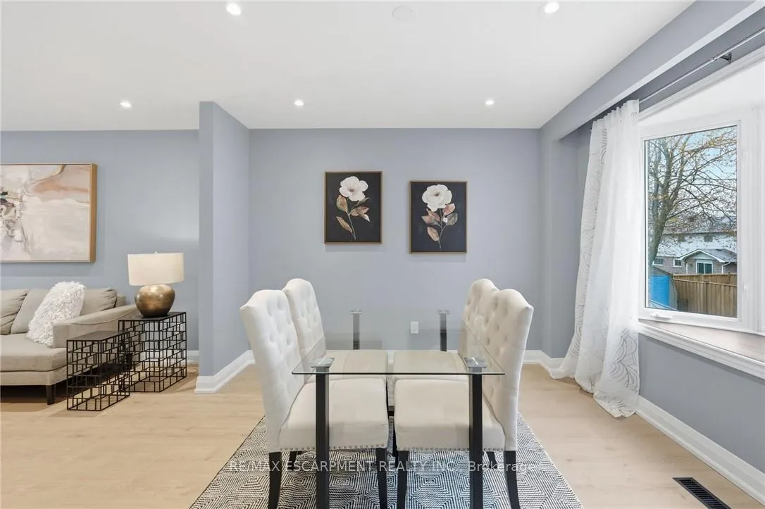 Photo 8 of 2401 Sinclair Circle, Burlington, Brant Hills — HOMEH
