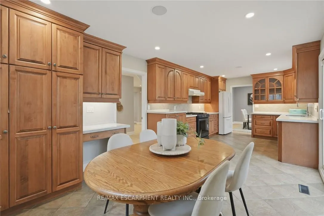 Photo 10 of 2401 Sinclair Circle, Burlington, Brant Hills — HOMEH