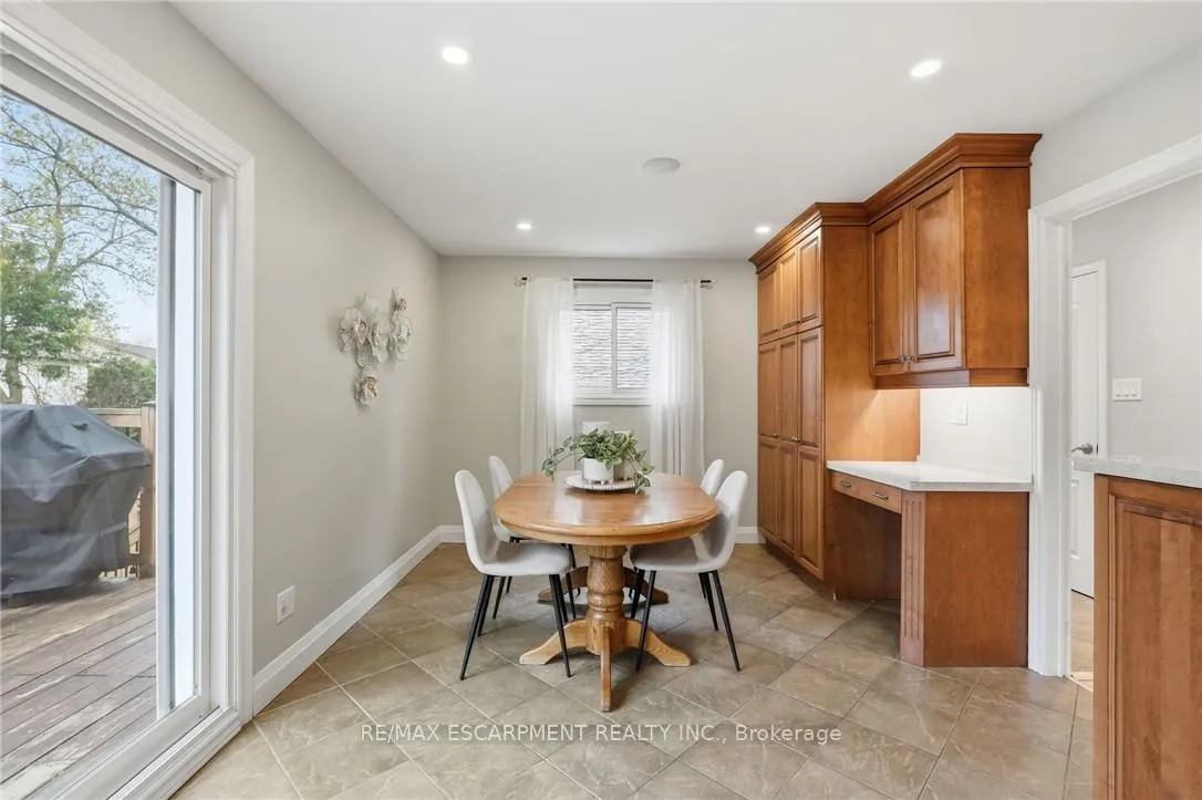 Photo 11 of 2401 Sinclair Circle, Burlington, Brant Hills — HOMEH
