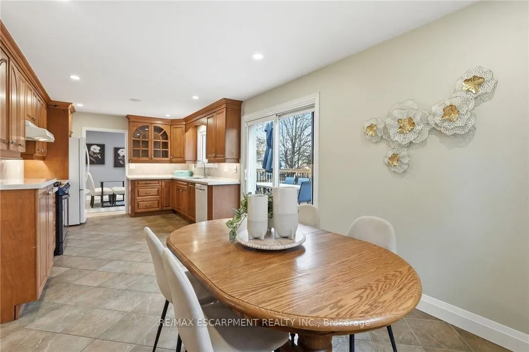 Photo 12 of 2401 Sinclair Circle, Burlington, Brant Hills — HOMEH