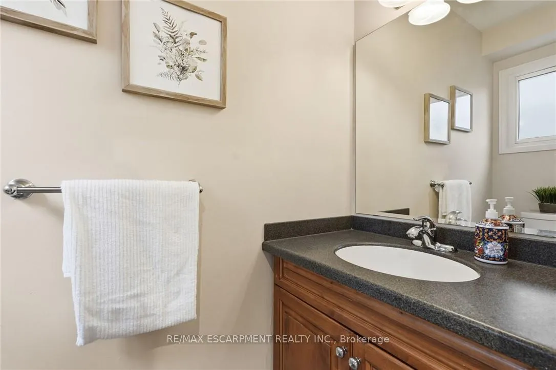 Photo 13 of 2401 Sinclair Circle, Burlington, Brant Hills — HOMEH