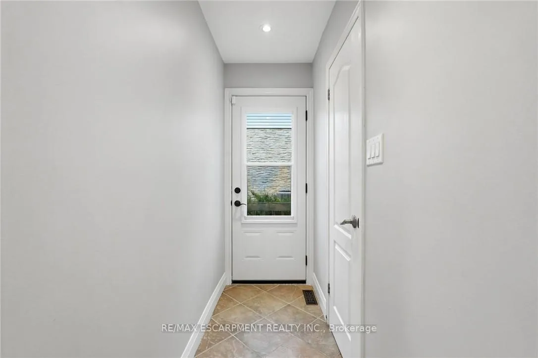 Photo 14 of 2401 Sinclair Circle, Burlington, Brant Hills — HOMEH