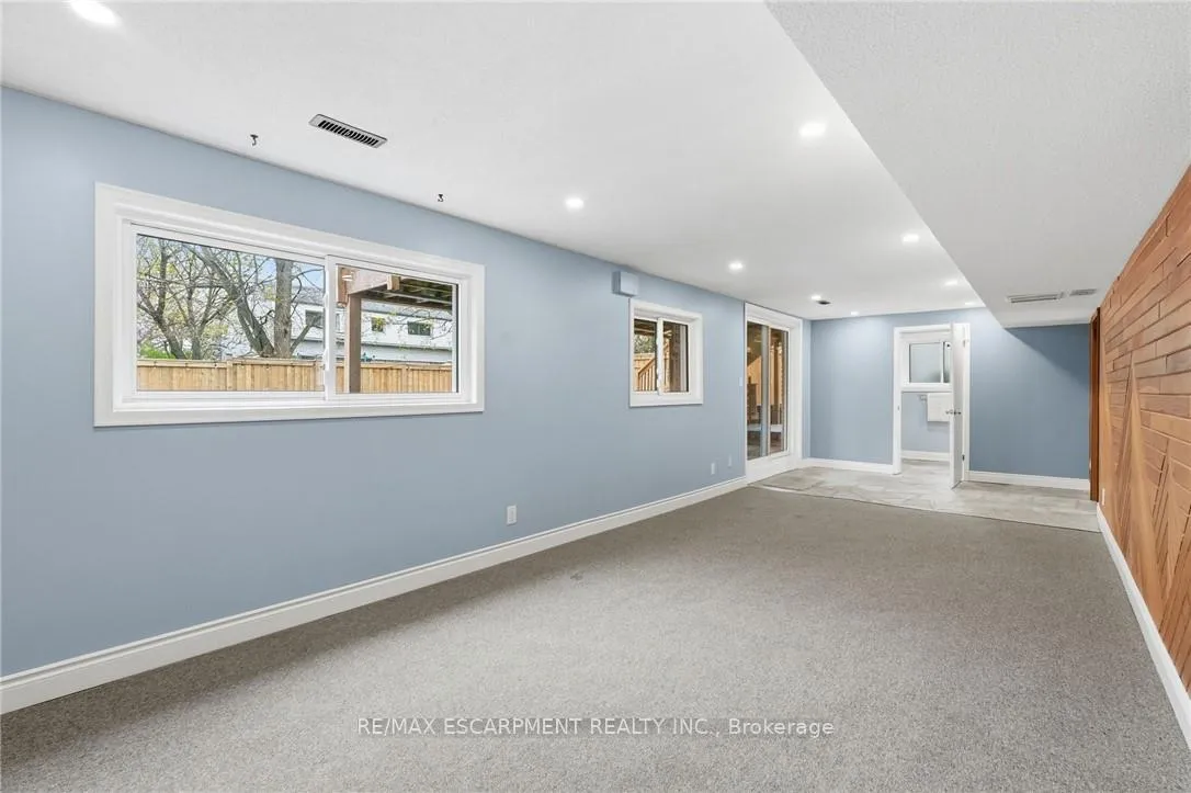 Photo 33 of 2401 Sinclair Circle, Burlington, Brant Hills — HOMEH
