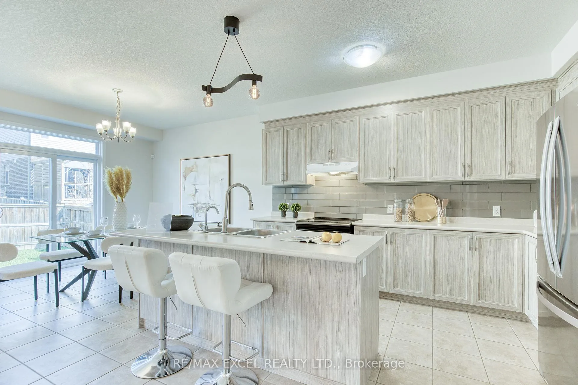 Photo 10 of 692 Indian Grass Street, Waterloo, Columbia Forest — HOMEH