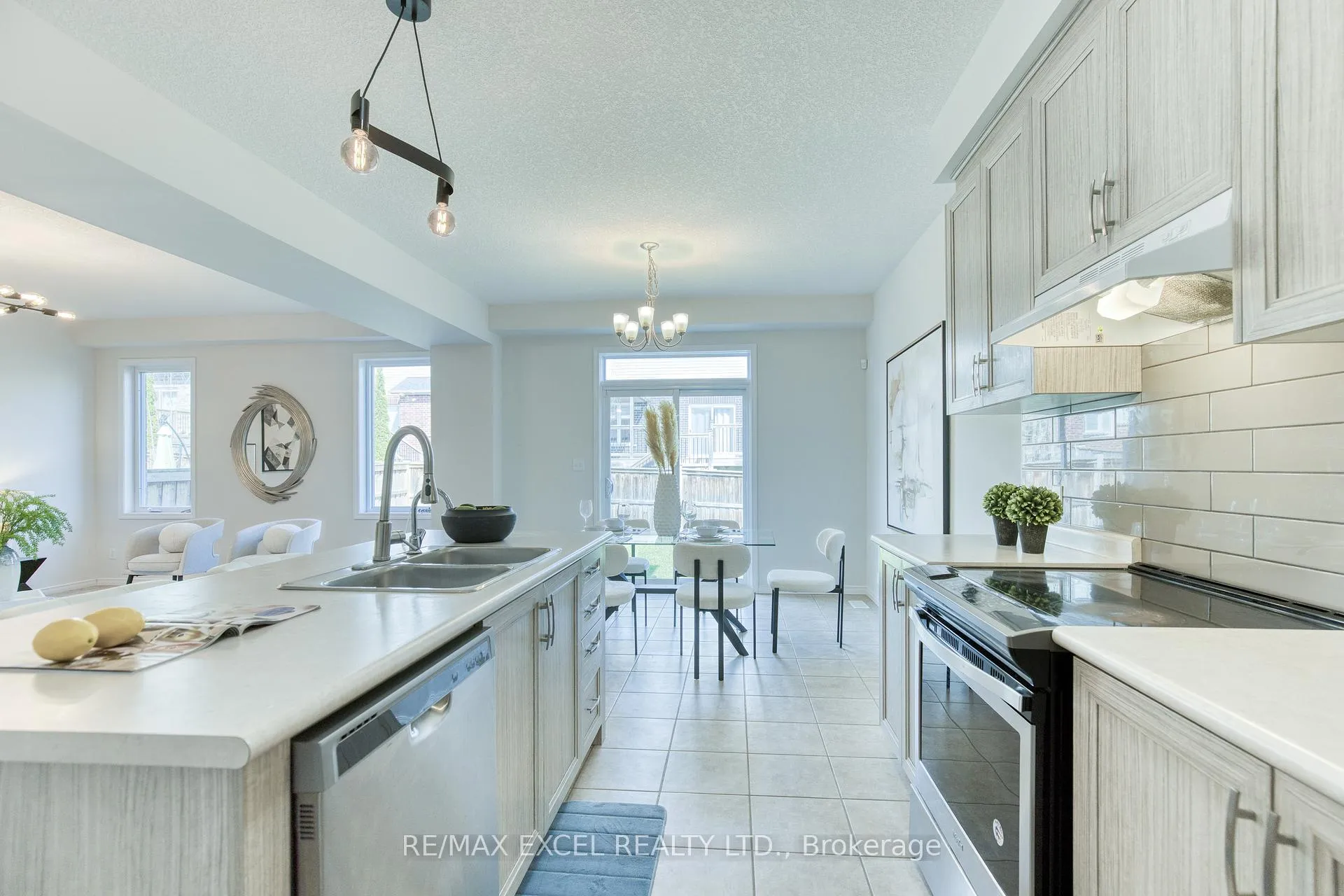 Photo 11 of 692 Indian Grass Street, Waterloo, Columbia Forest — HOMEH