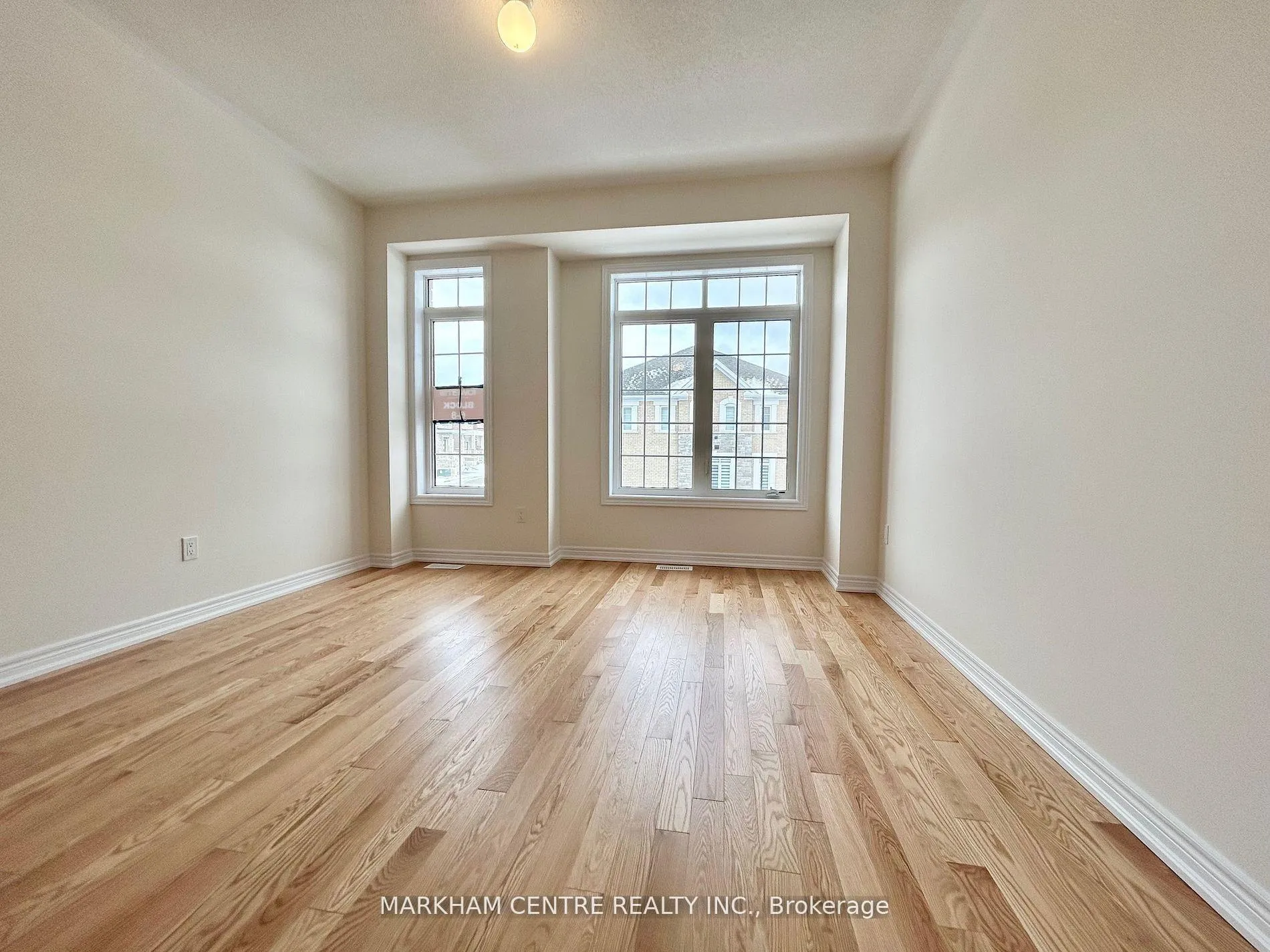 Photo 5 of 939 Crowsnest Hollow, Pickering, Rural Pickering — HOMEH