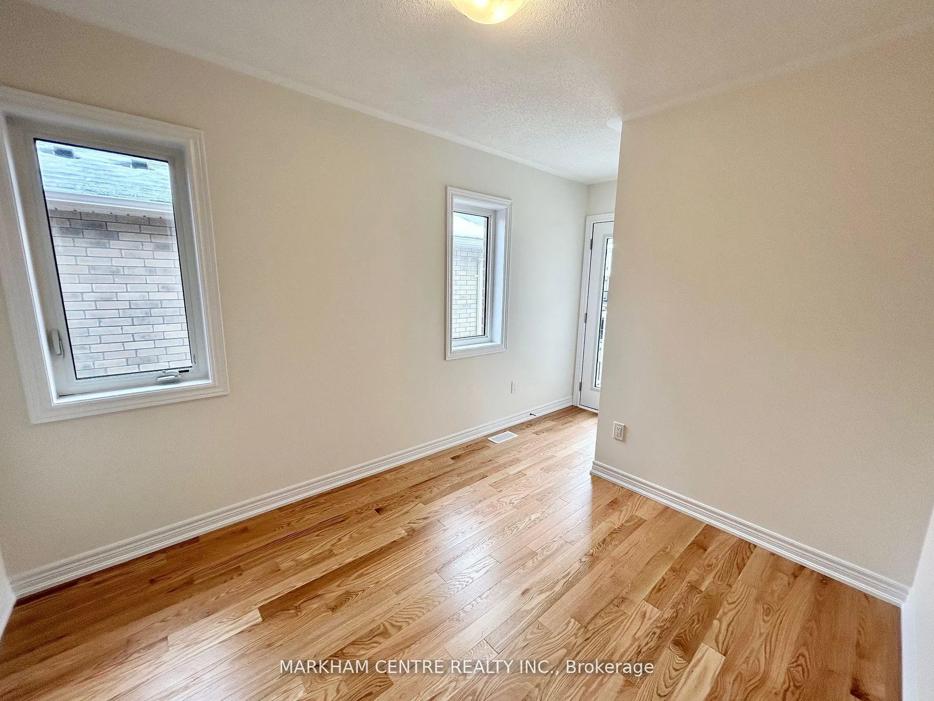 Photo 9 of 939 Crowsnest Hollow, Pickering, Rural Pickering — HOMEH
