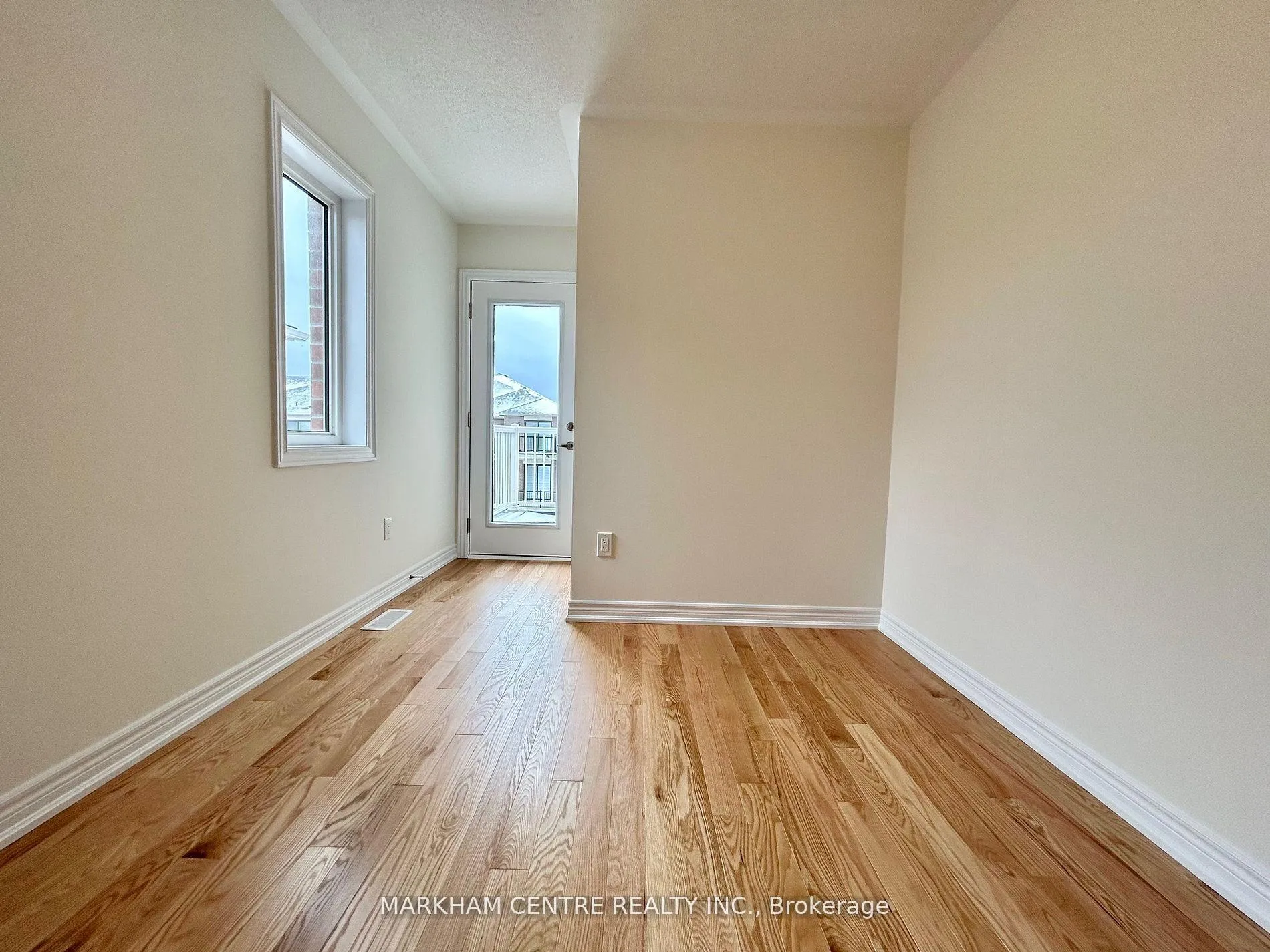 Photo 10 of 939 Crowsnest Hollow, Pickering, Rural Pickering — HOMEH
