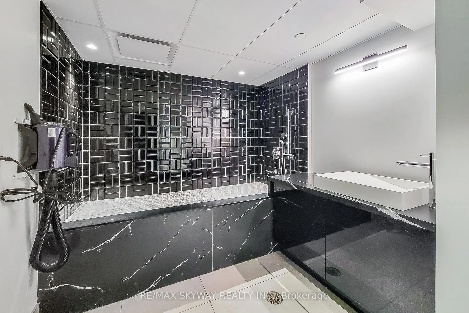 Photo 8 of Unit 306, 600 North Service Road, Hamilton, Stoney Creek — HOMEH