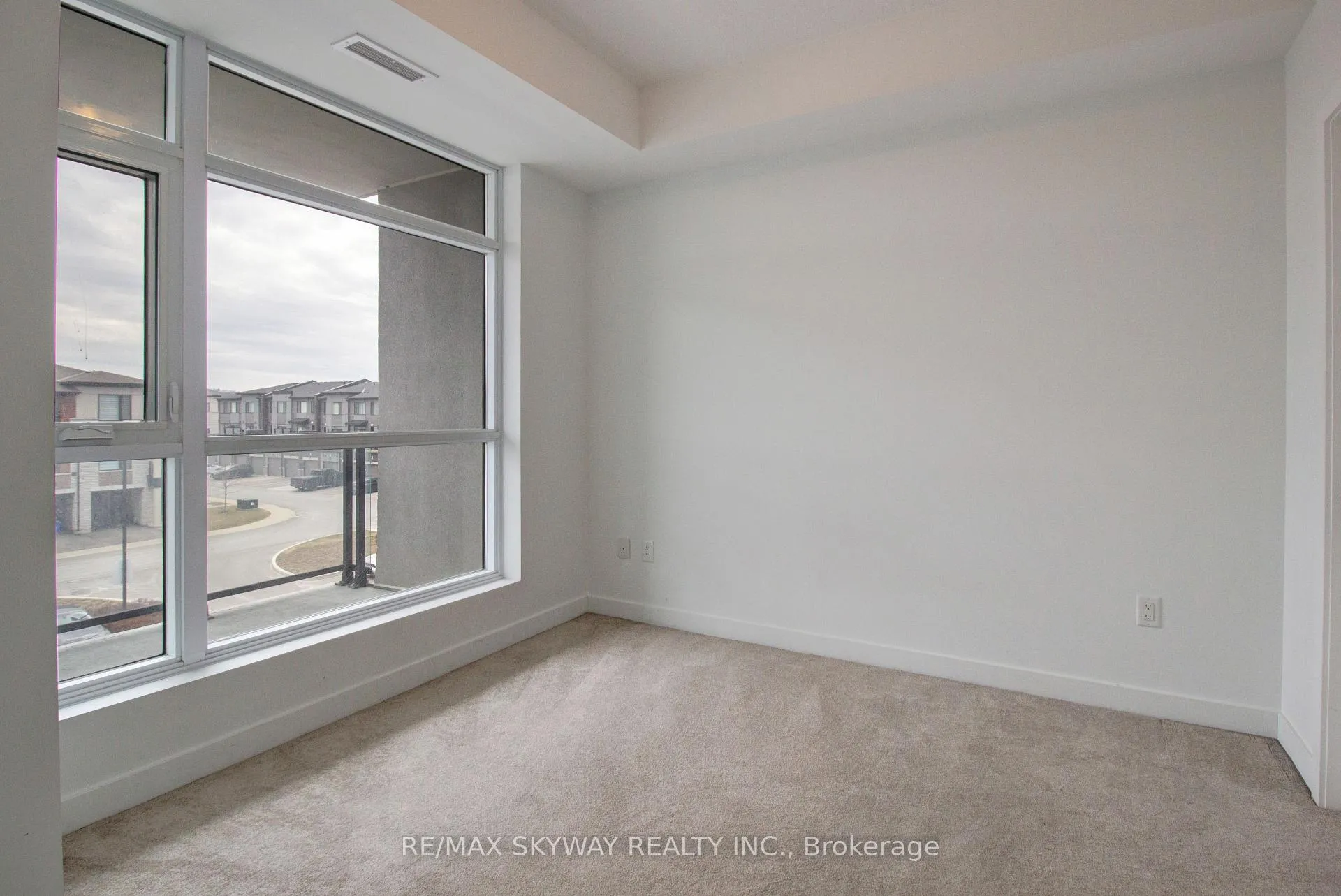 Photo 31 of Unit 306, 600 North Service Road, Hamilton, Stoney Creek — HOMEH
