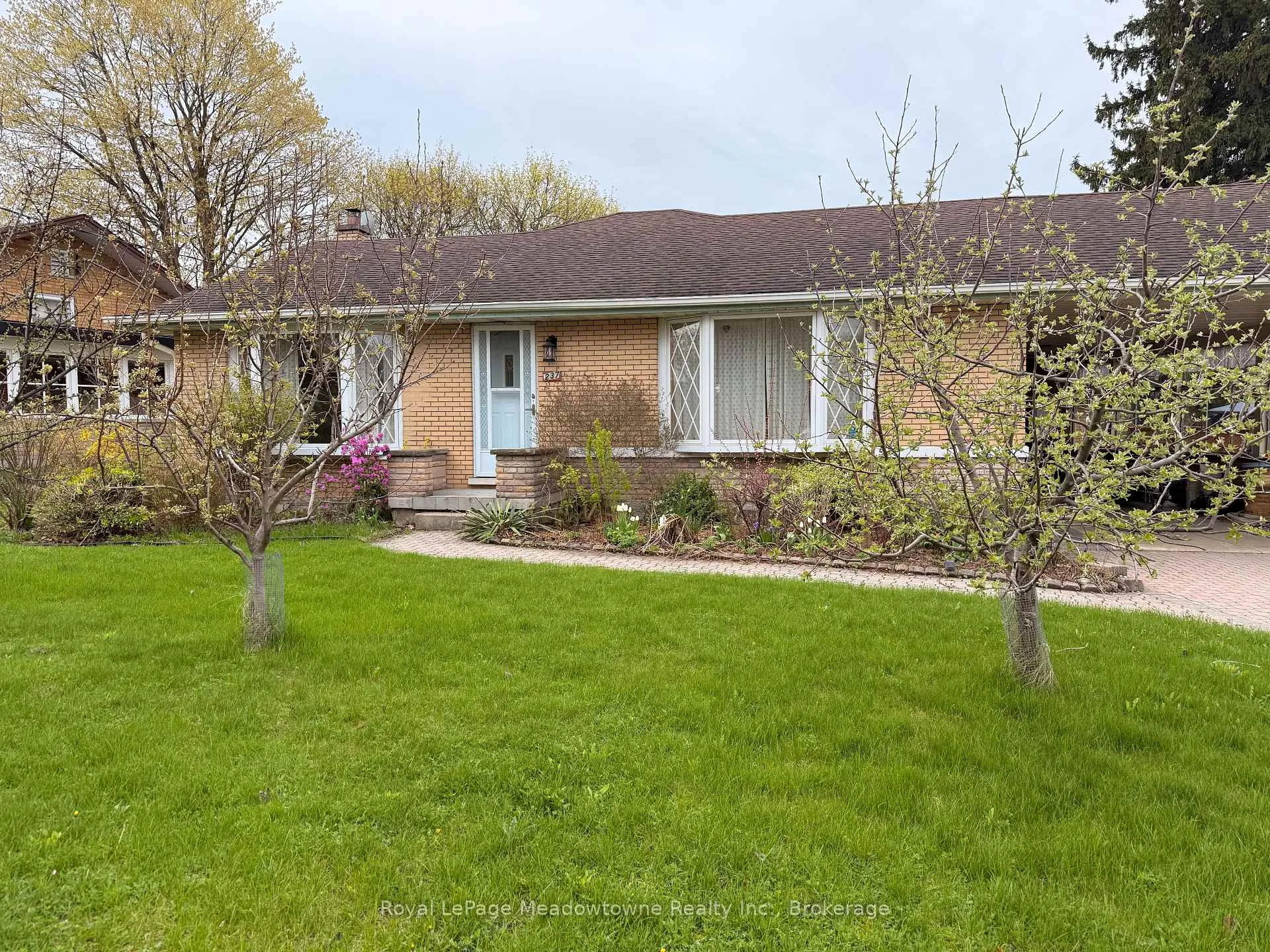 Photo 1 of 237 Woodhaven Road, Kitchener, Vanier - Kitchener — HOMEH