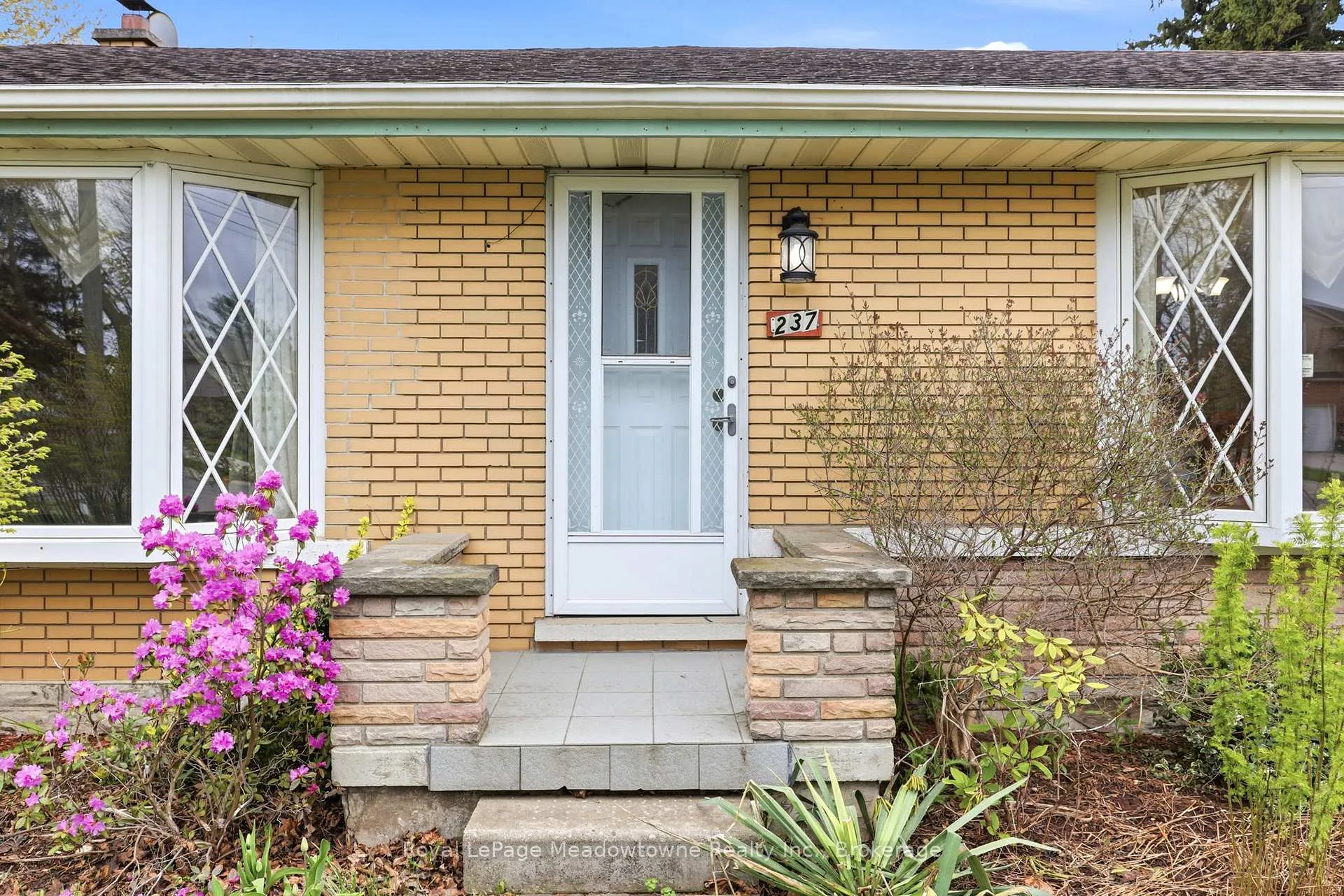 Photo 2 of 237 Woodhaven Road, Kitchener, Vanier - Kitchener — HOMEH