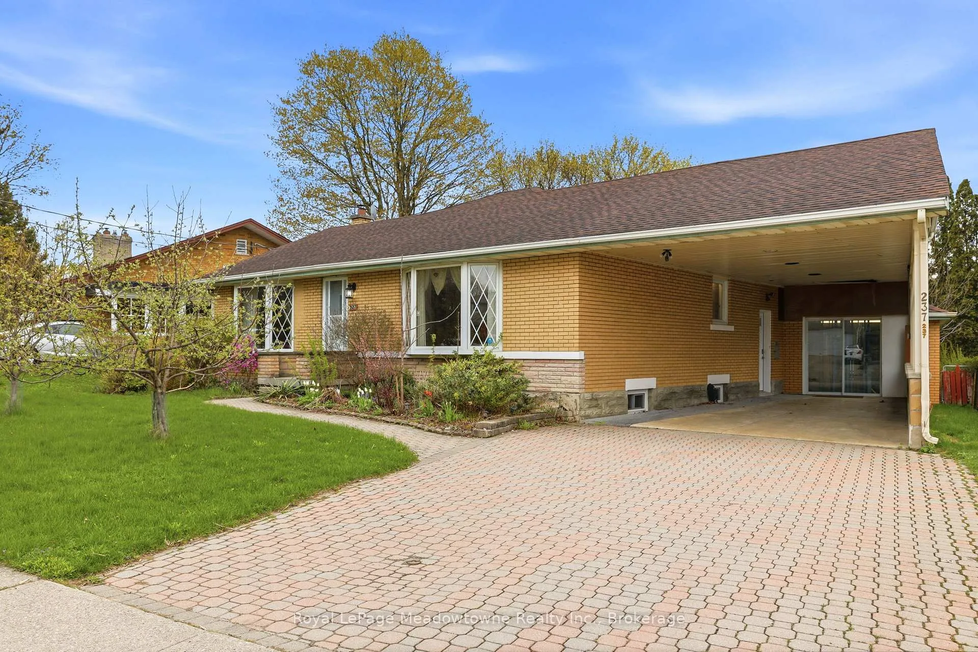 Photo 3 of 237 Woodhaven Road, Kitchener, Vanier - Kitchener — HOMEH