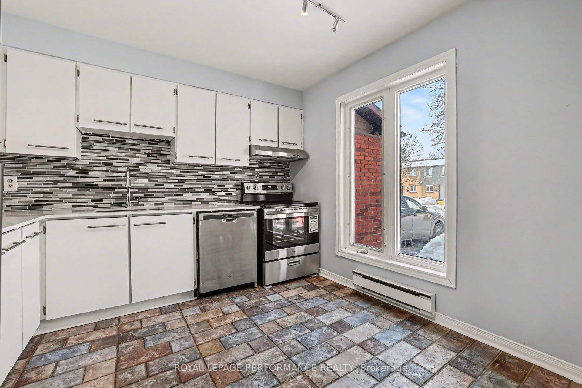 Photo 10 of 1367 Cedarcroft Crescent, Ottawa, Pineview — HOMEH