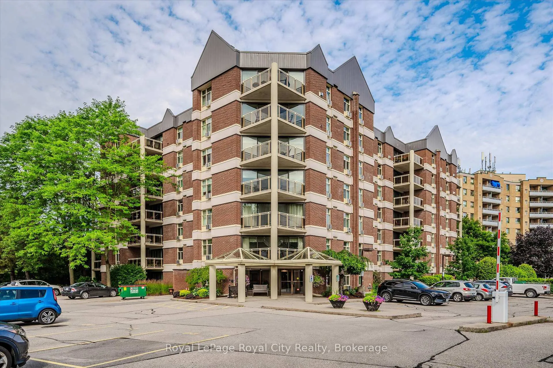 Photo 3 of Unit 507, 8 Christopher Court, Guelph, Kortright West — HOMEH