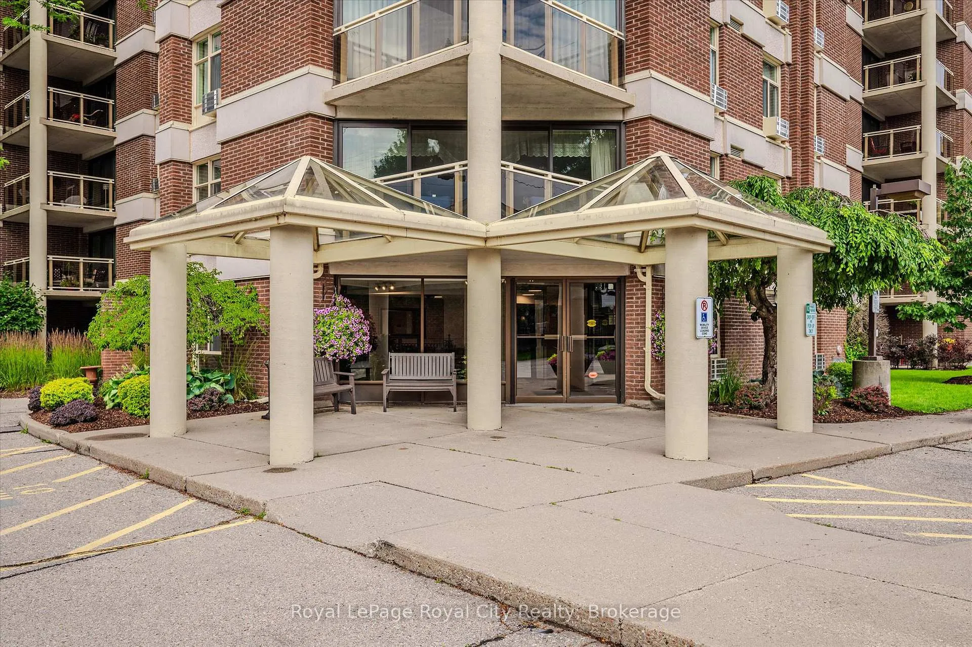 Photo 4 of Unit 507, 8 Christopher Court, Guelph, Kortright West — HOMEH