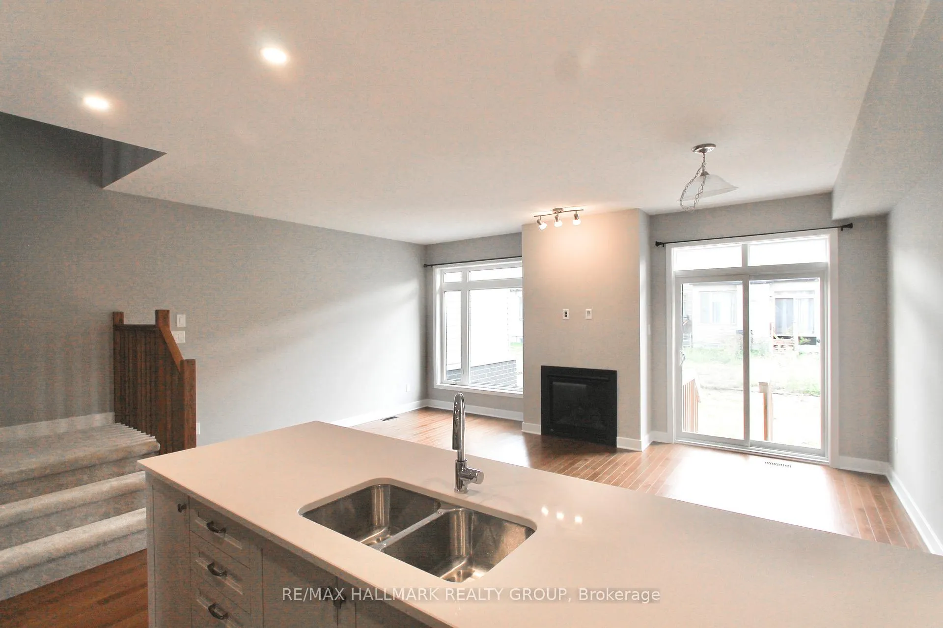 Photo 12 of 527 Triangle Street, Ottawa, Kanata - Emerald Meadows/Trailwest — HOMEH