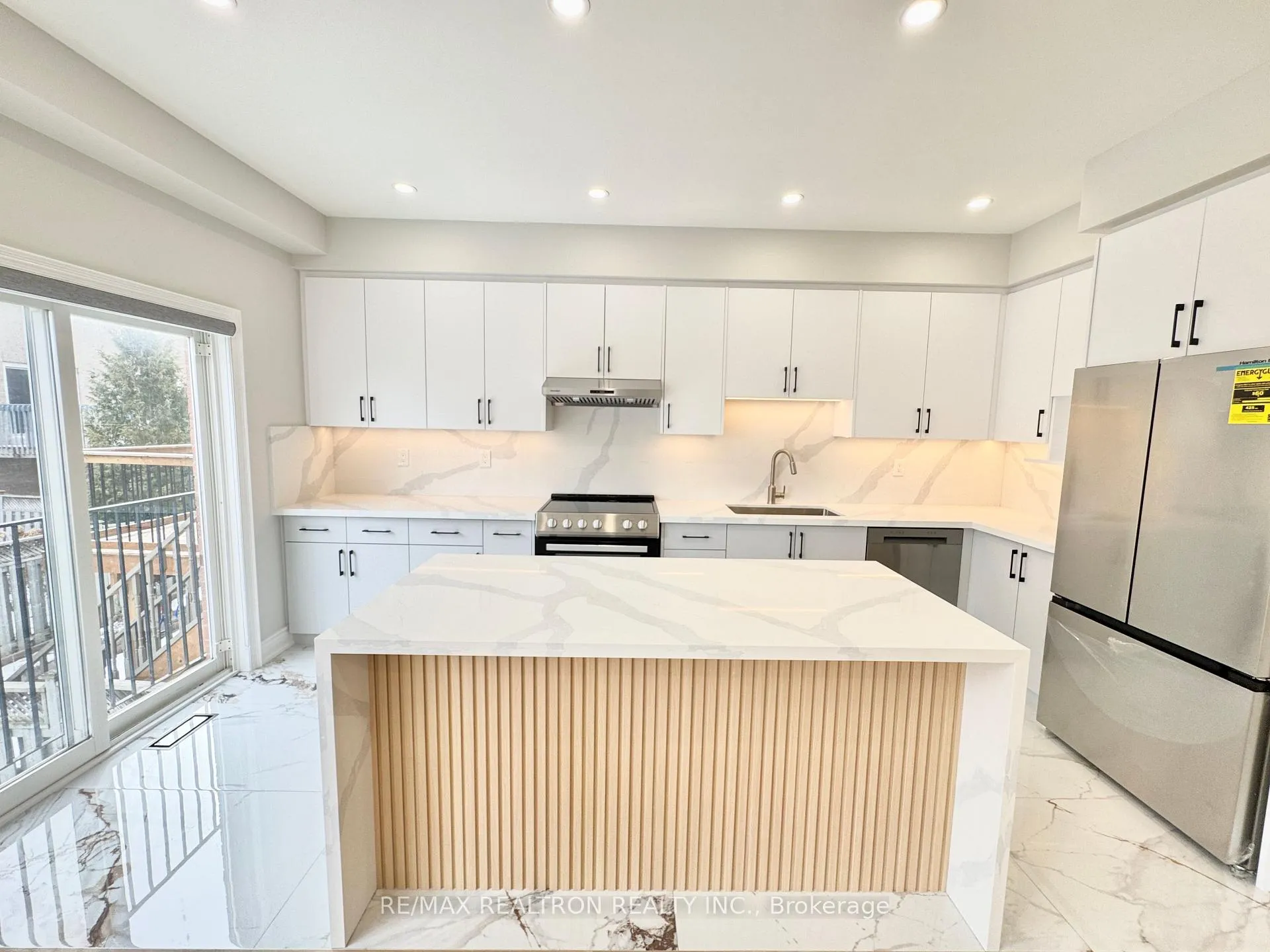 Photo 4 of 20 Madison Heights Boulevard, Markham, Berczy — HOMEH