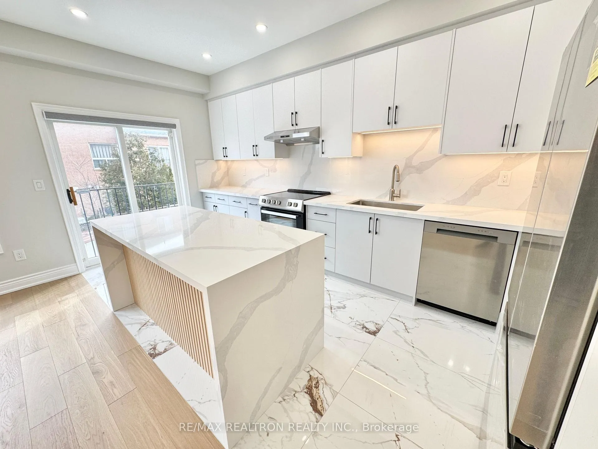 Photo 6 of 20 Madison Heights Boulevard, Markham, Berczy — HOMEH