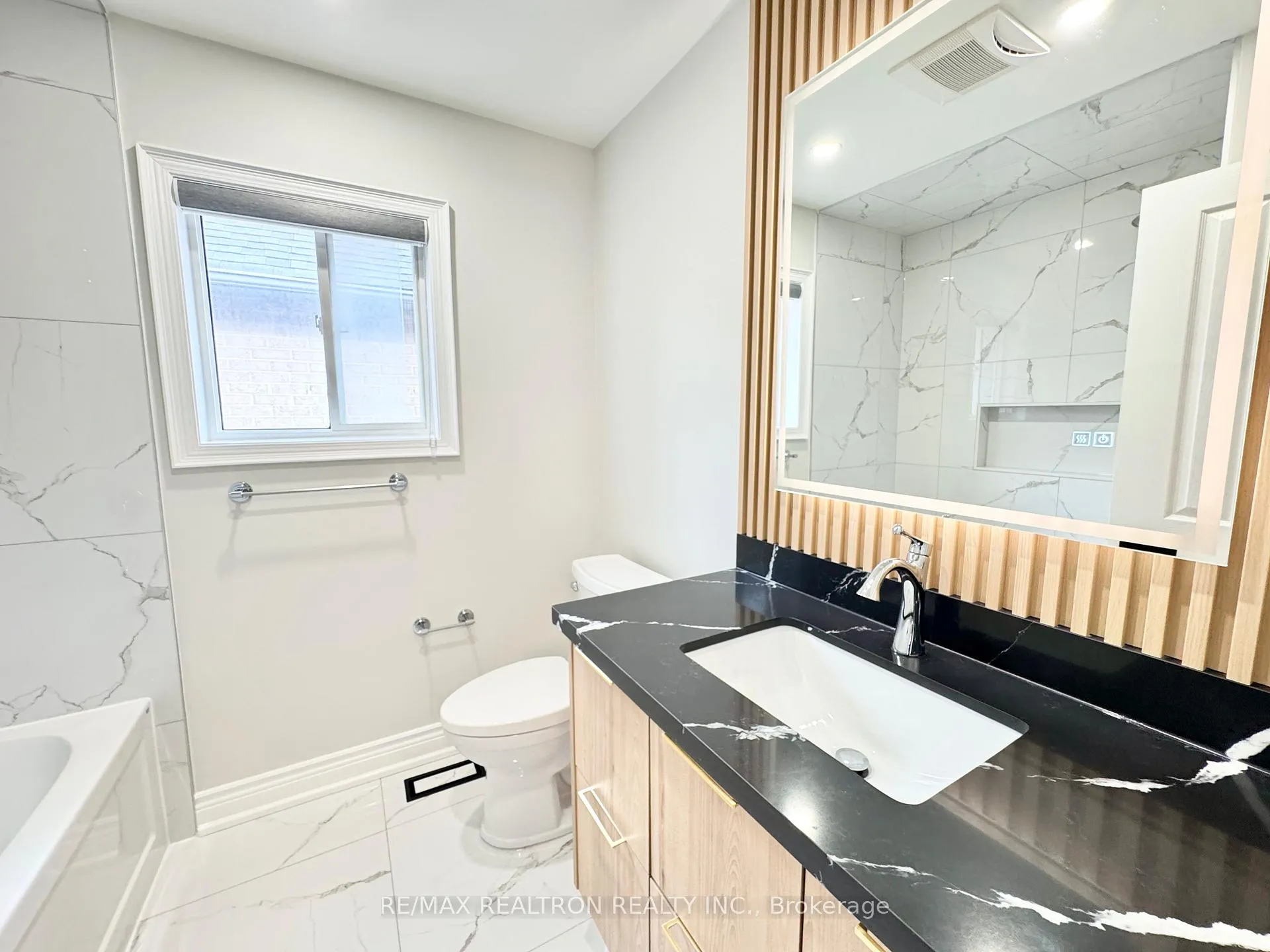 Photo 17 of 20 Madison Heights Boulevard, Markham, Berczy — HOMEH