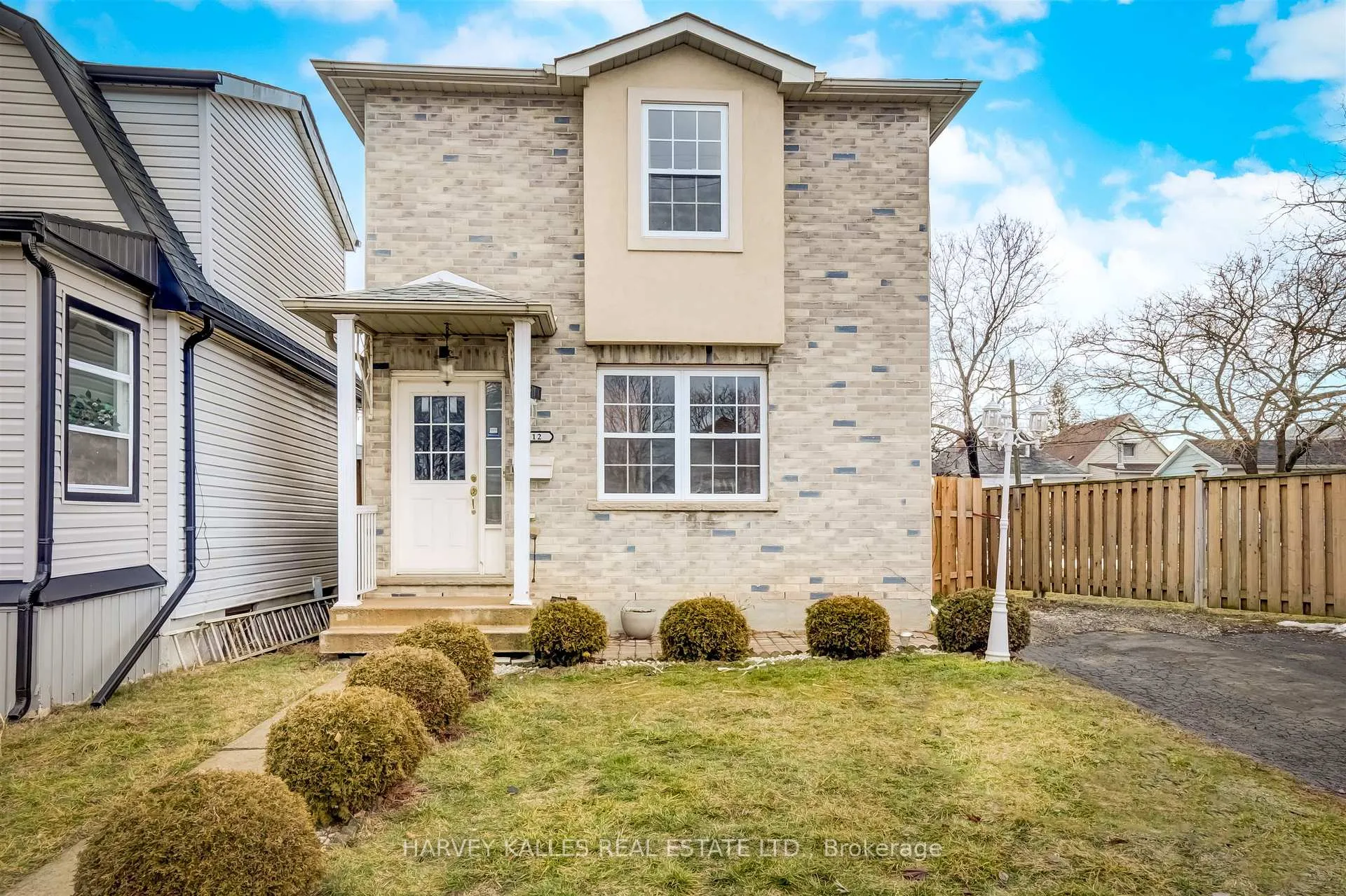 Photo 2 of 112 Wexford Avenue N, Hamilton, Crown Point — HOMEH
