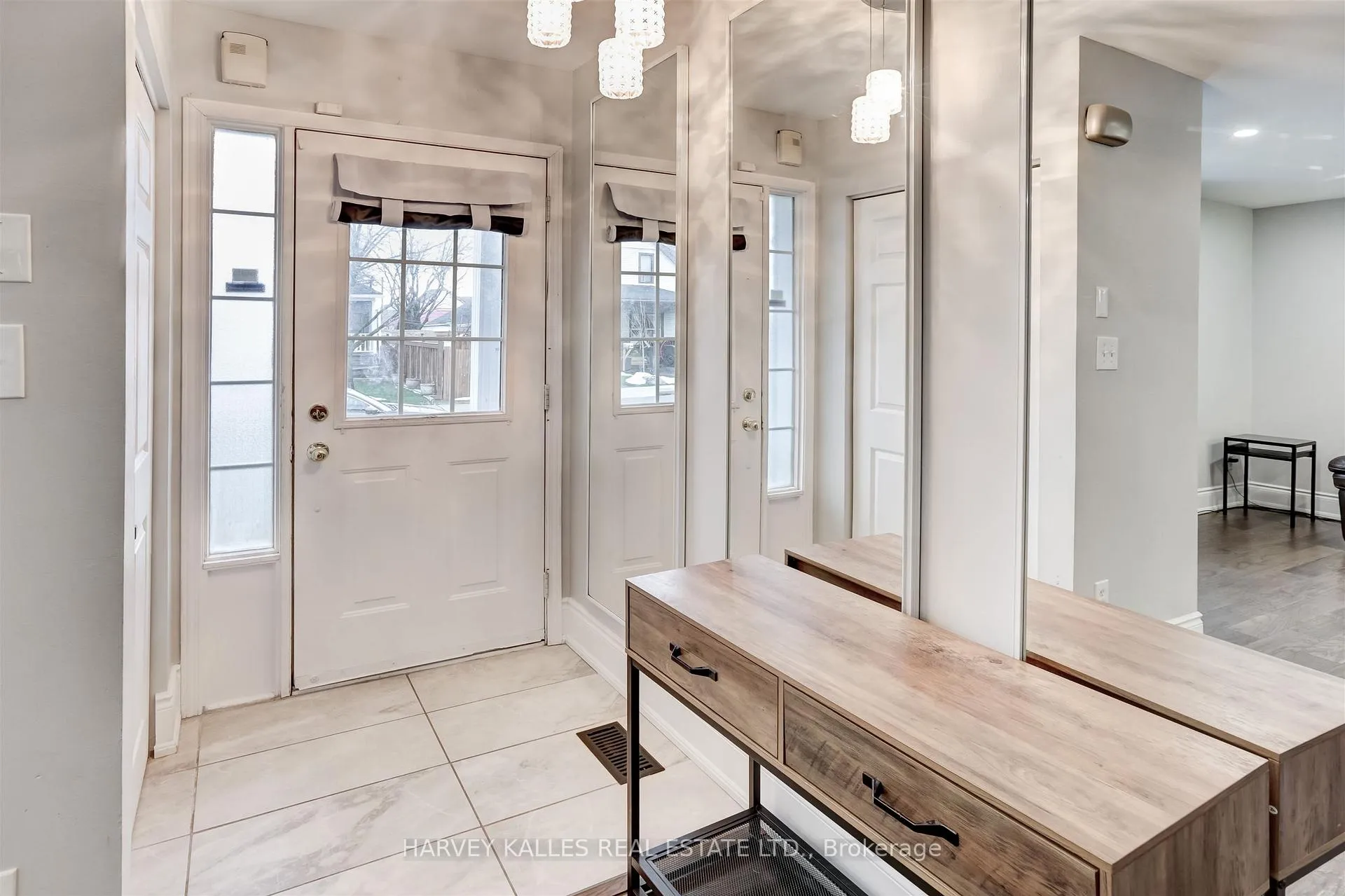 Photo 4 of 112 Wexford Avenue N, Hamilton, Crown Point — HOMEH