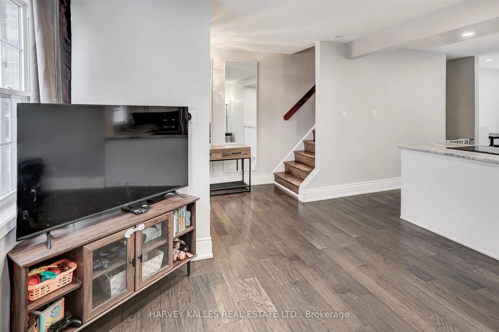 Photo 8 of 112 Wexford Avenue N, Hamilton, Crown Point — HOMEH