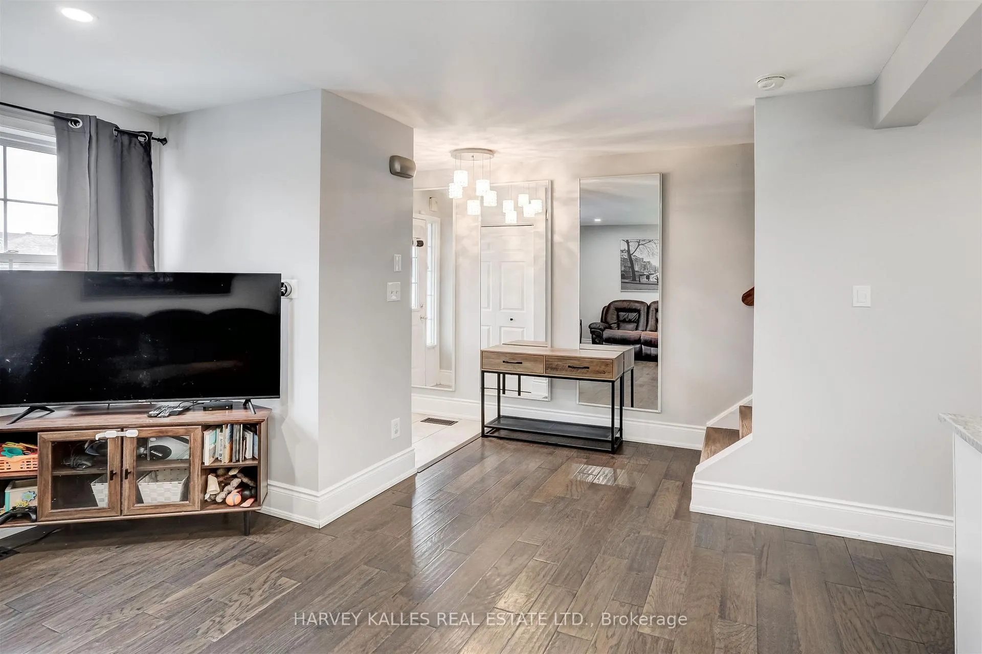 Photo 9 of 112 Wexford Avenue N, Hamilton, Crown Point — HOMEH