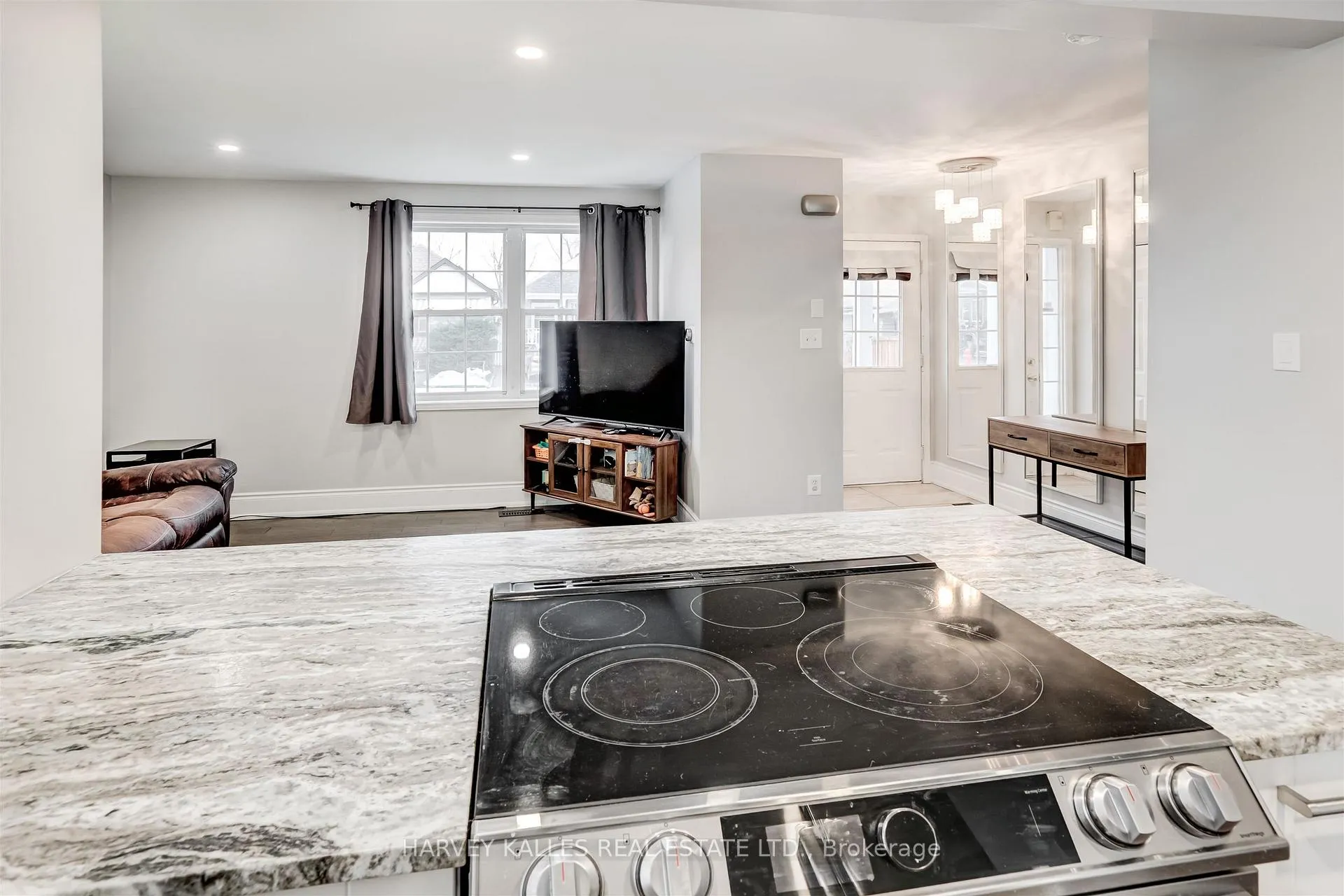Photo 13 of 112 Wexford Avenue N, Hamilton, Crown Point — HOMEH