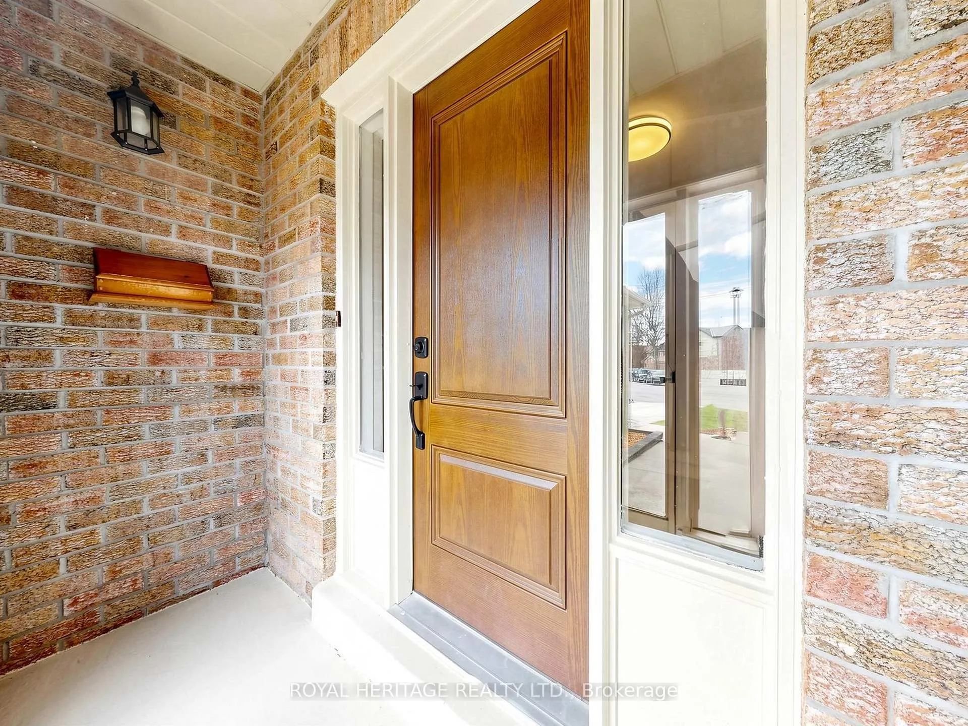 Photo 3 of 1237 Fieldstone Circle N, Pickering, Liverpool — HOMEH