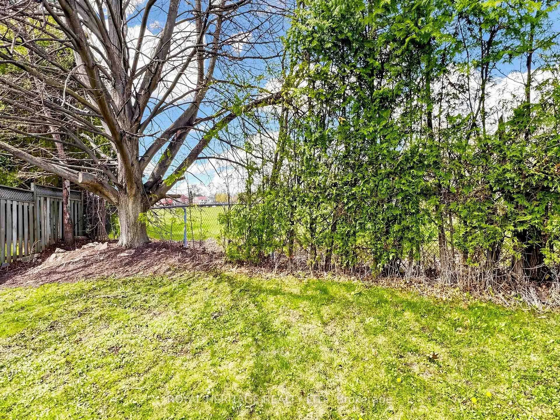 Photo 41 of 1237 Fieldstone Circle N, Pickering, Liverpool — HOMEH