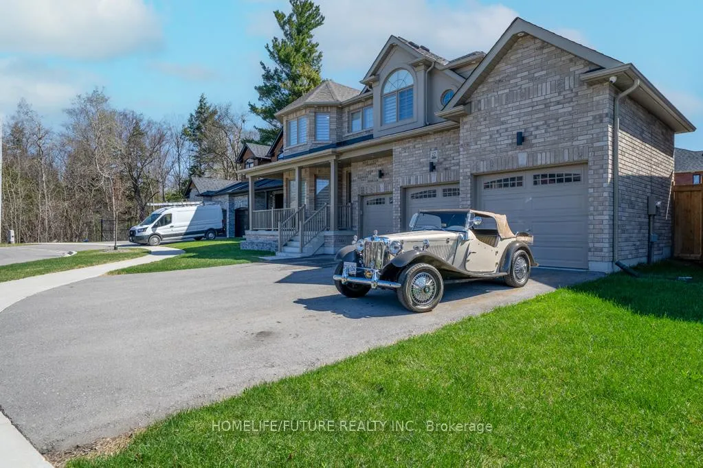 Photo 2 of 27 Higham Place, Clarington, Bowmanville — HOMEH