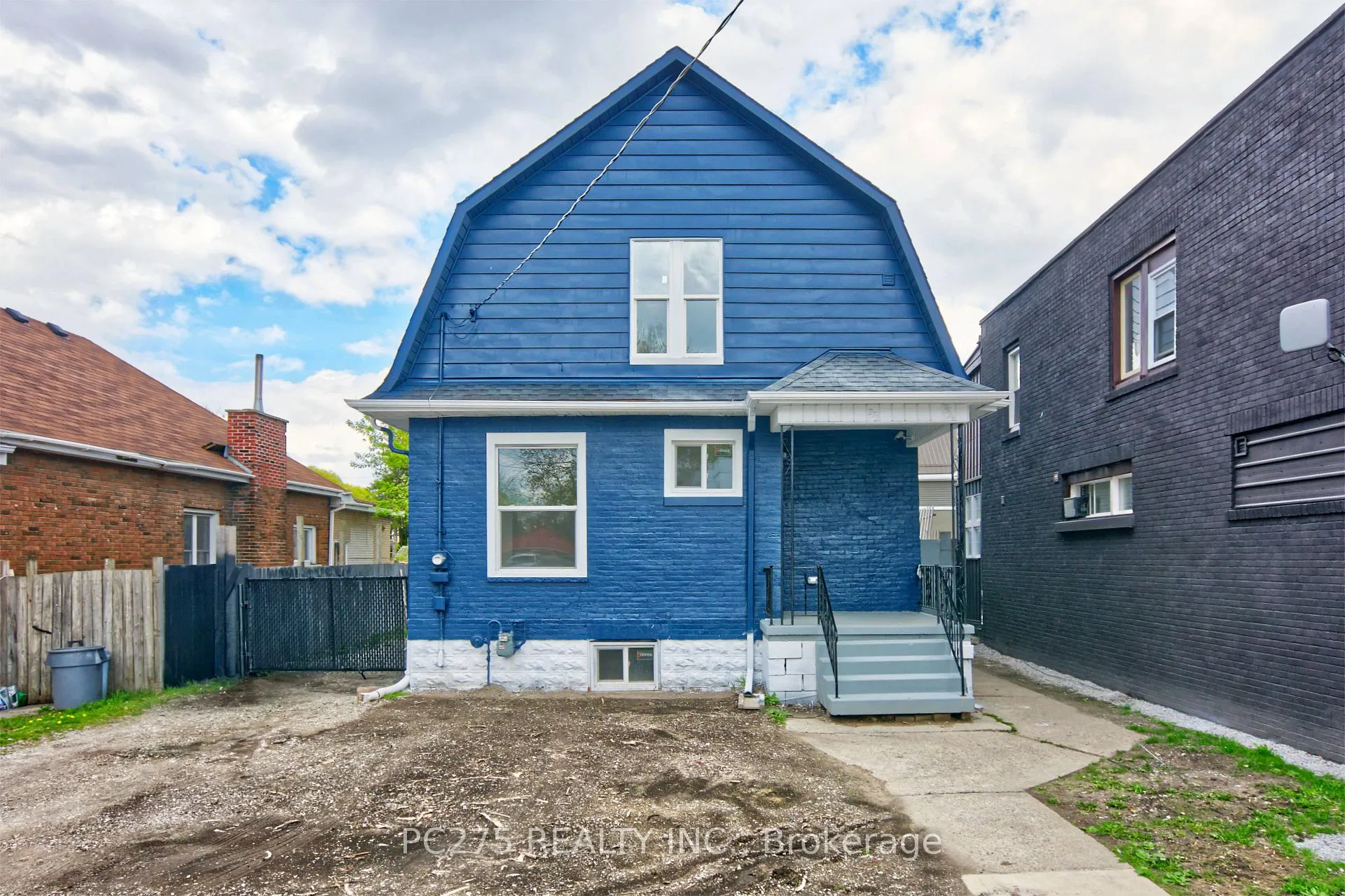 Front of 272 Vidal Street S