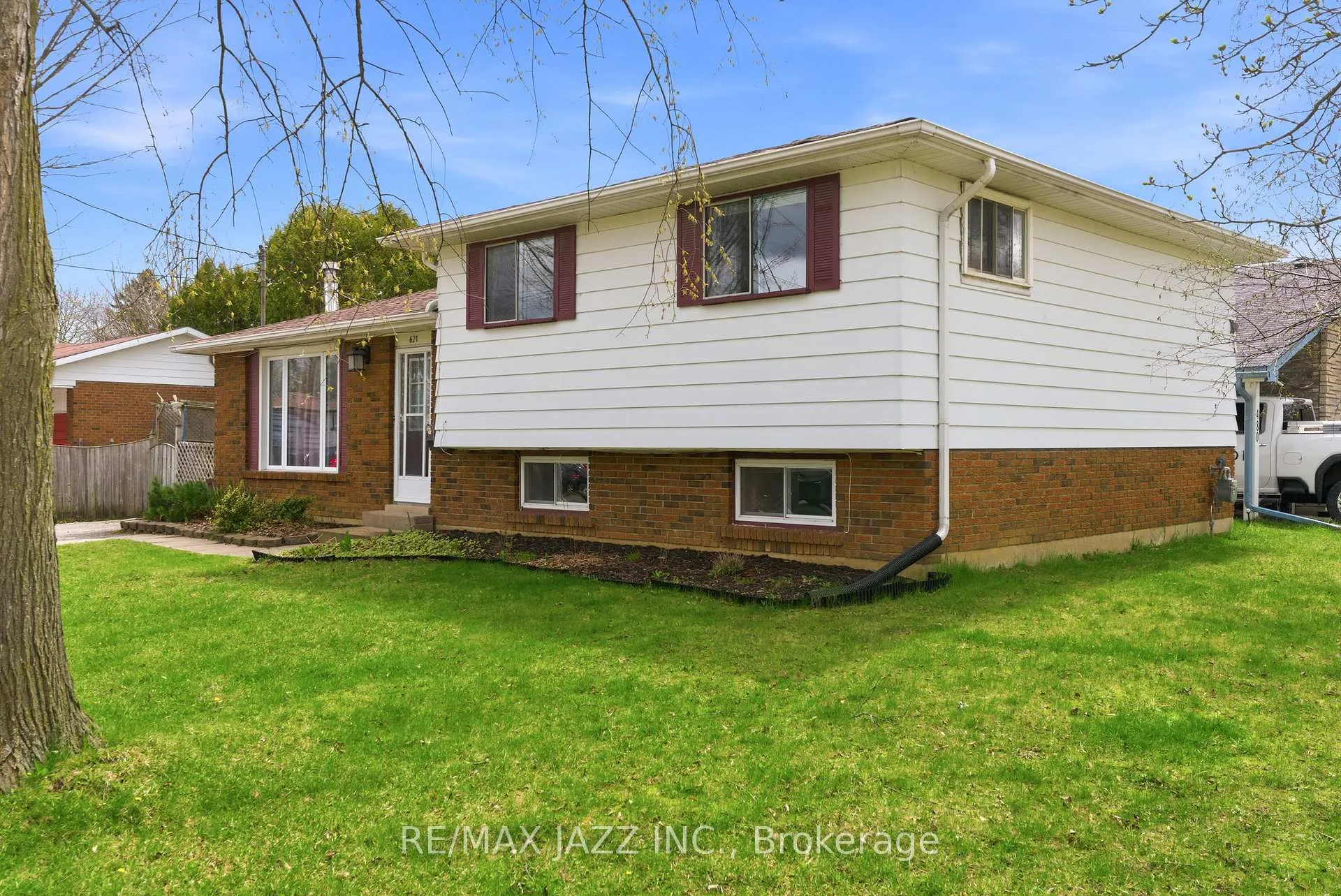 Front of 621 Willow Crescent