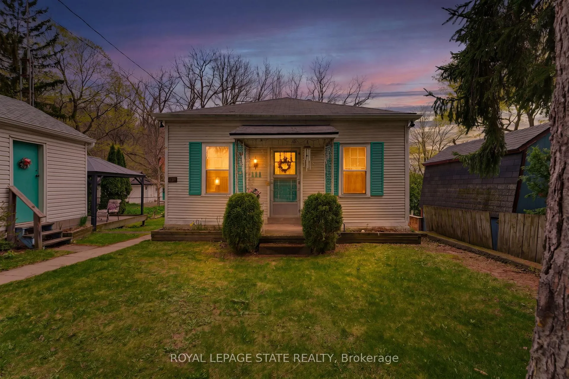 Photo 2 of 111 Sydenham Street, Hamilton, Dundas — HOMEH