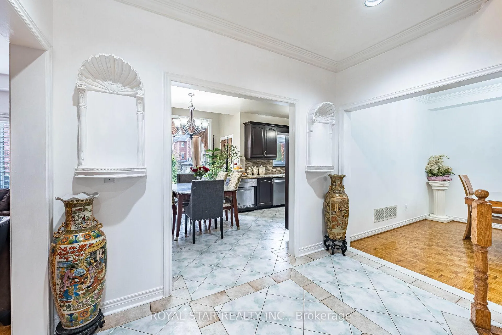 Photo 10 of 40 Oakdale Road, Vaughan, Maple — HOMEH