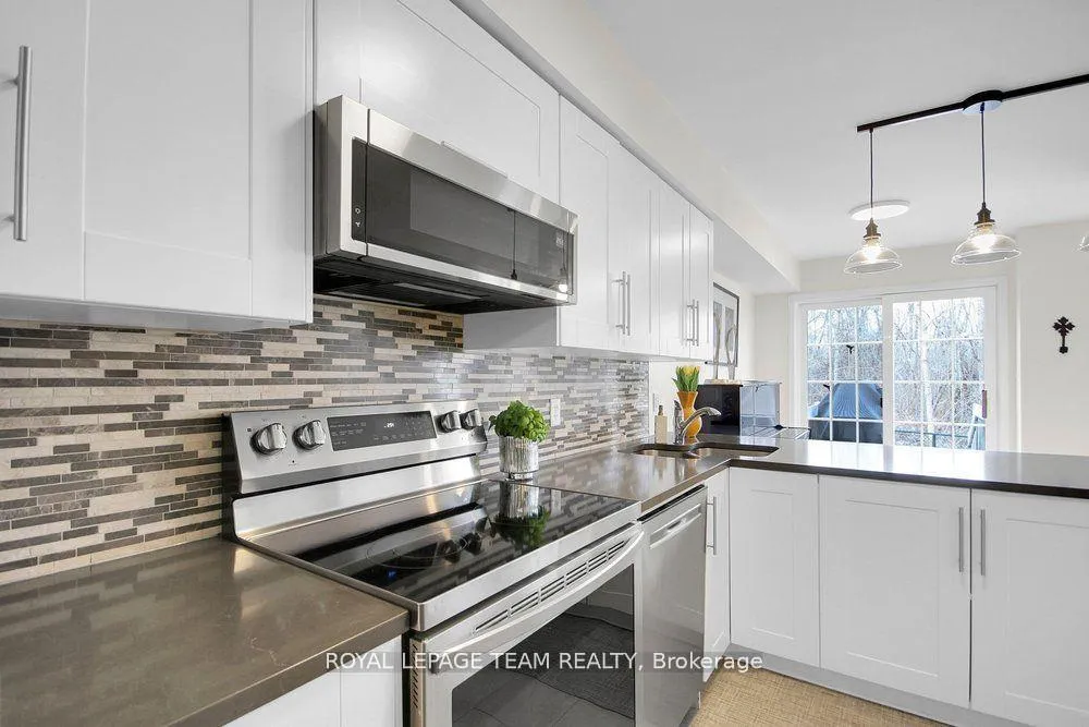 Photo 13 of 19 Fieldberry Private, Ottawa, Barrhaven - Stonebridge — HOMEH