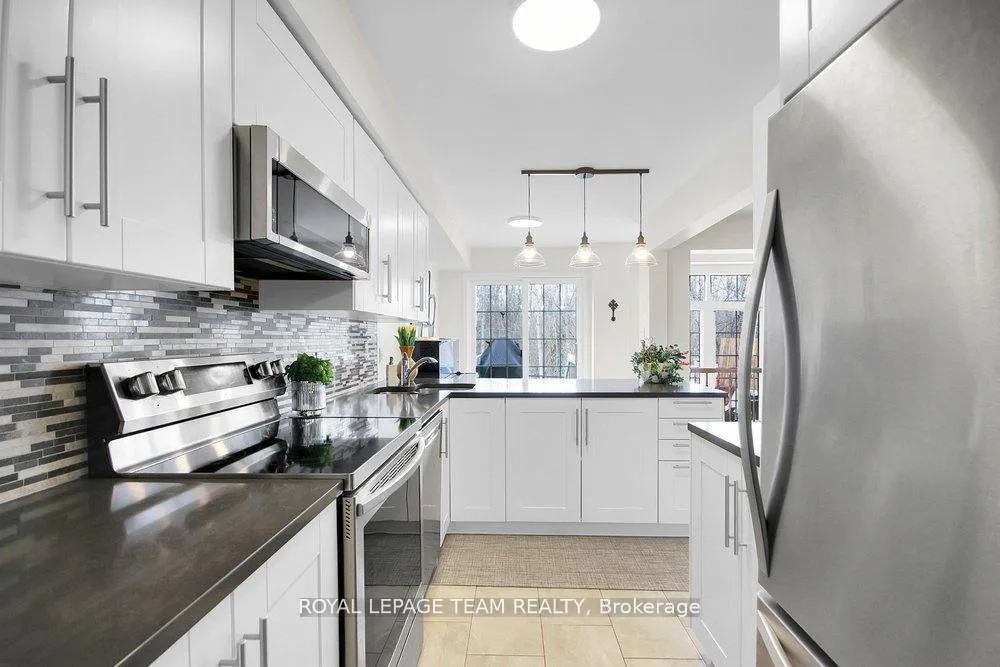 Photo 14 of 19 Fieldberry Private, Ottawa, Barrhaven - Stonebridge — HOMEH