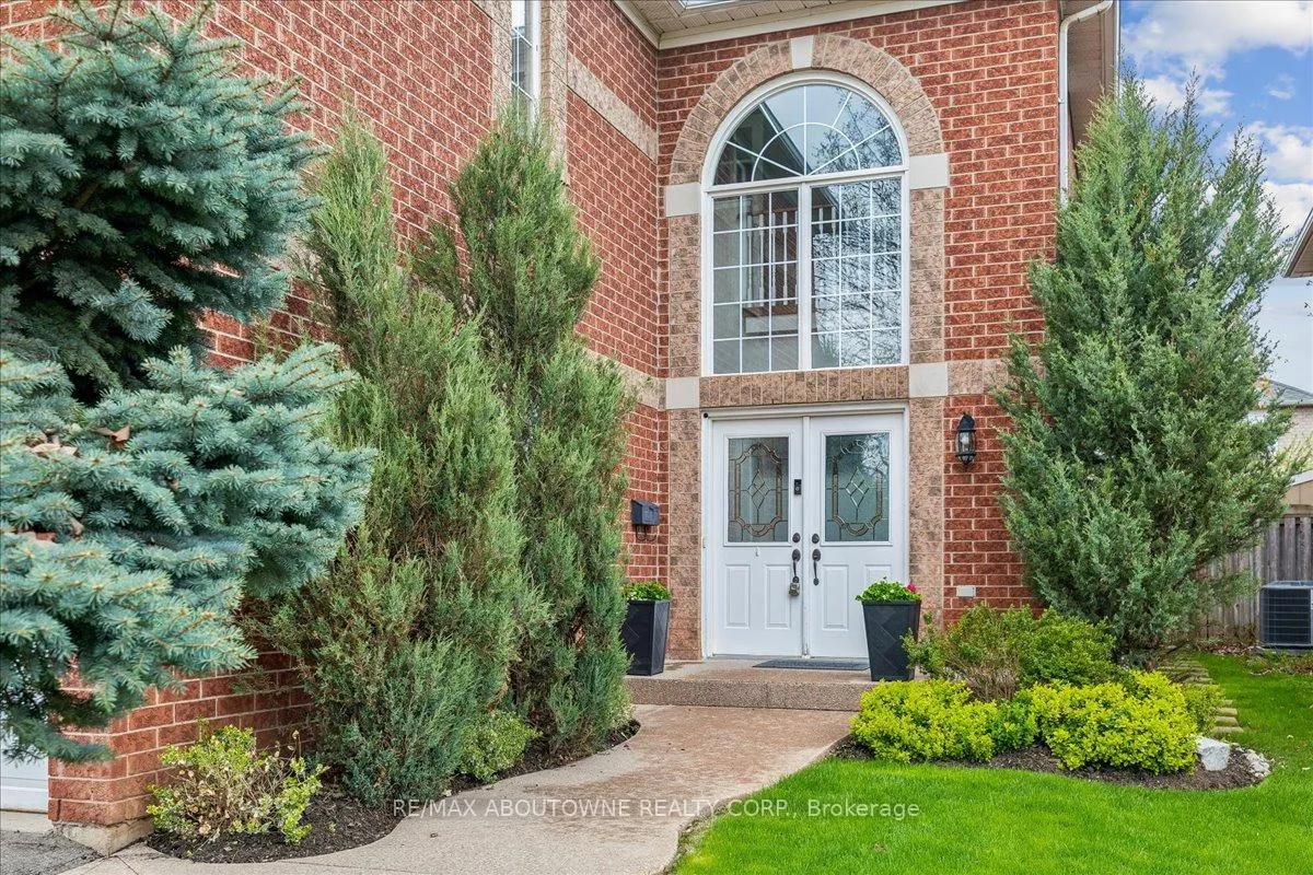 Photo 3 of 260 Wembley Road, Oakville, River Oaks — HOMEH