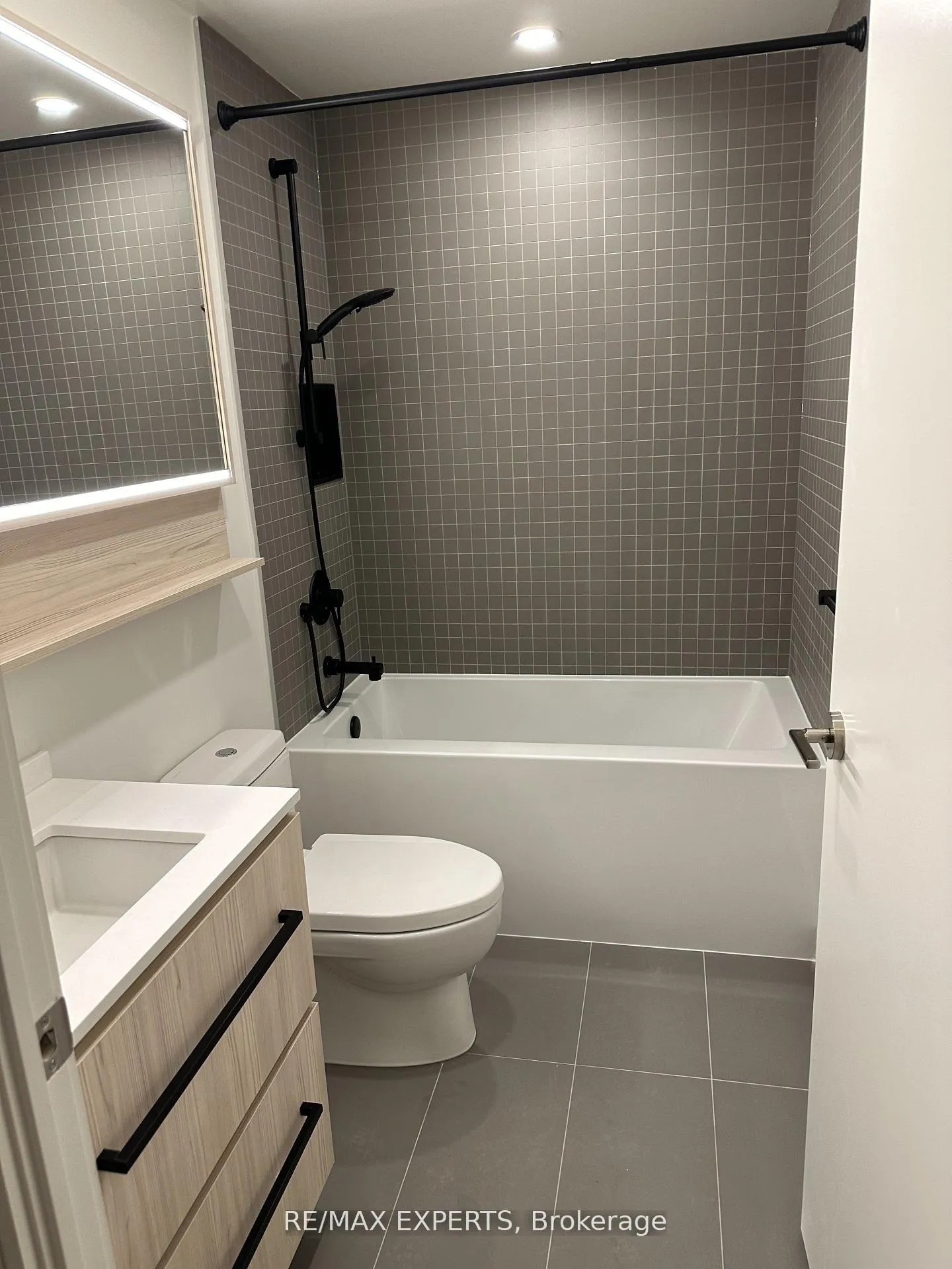 Photo 10 of Unit 418, 425 Front Street, Toronto, Waterfront Communities — HOMEH