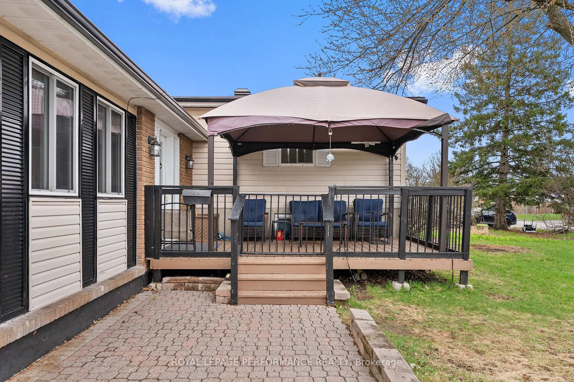 Photo 3 of 420 Hatfield Crescent, Ottawa, Bilberry Creek/Queenswood Heights — HOMEH