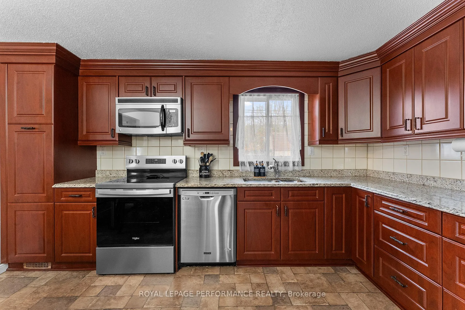 Photo 11 of 420 Hatfield Crescent, Ottawa, Bilberry Creek/Queenswood Heights — HOMEH