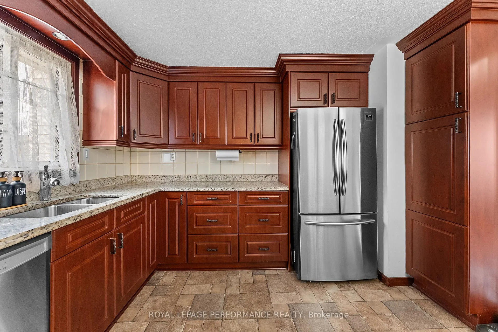 Photo 12 of 420 Hatfield Crescent, Ottawa, Bilberry Creek/Queenswood Heights — HOMEH