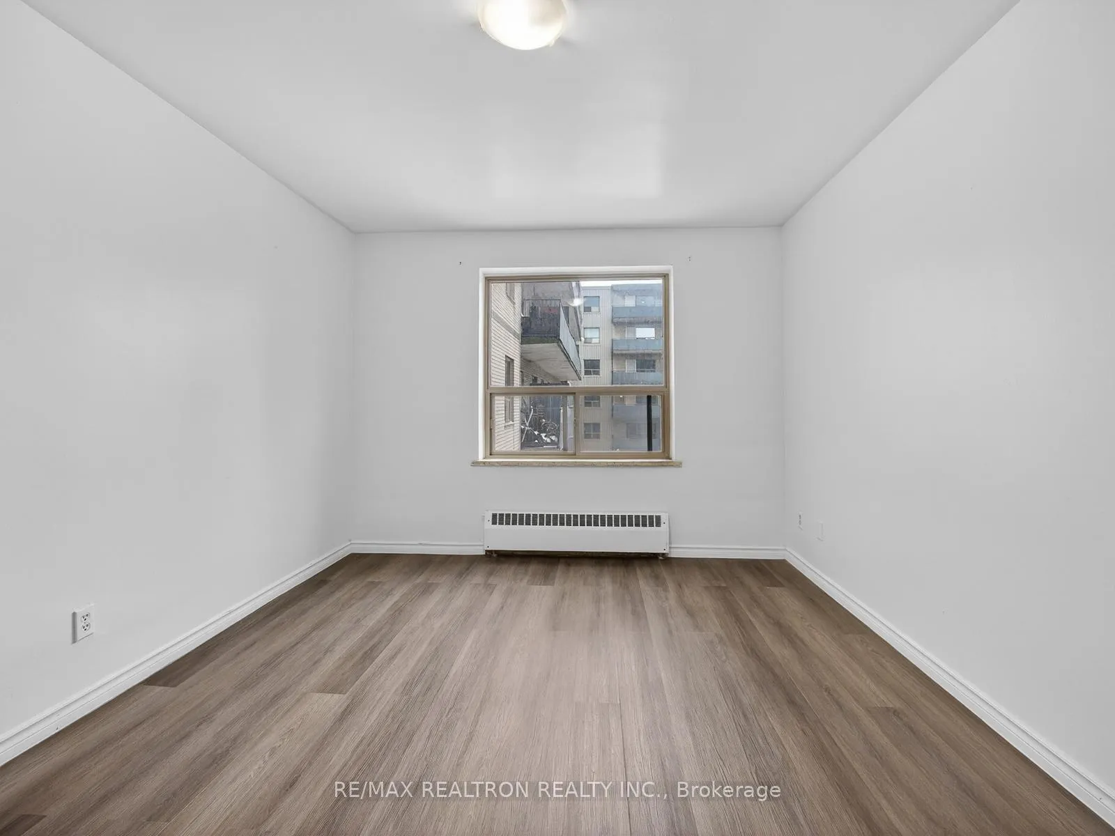 Photo 4 of Unit 404, 275 Wentworth Street W, Oshawa, McLaughlin — HOMEH