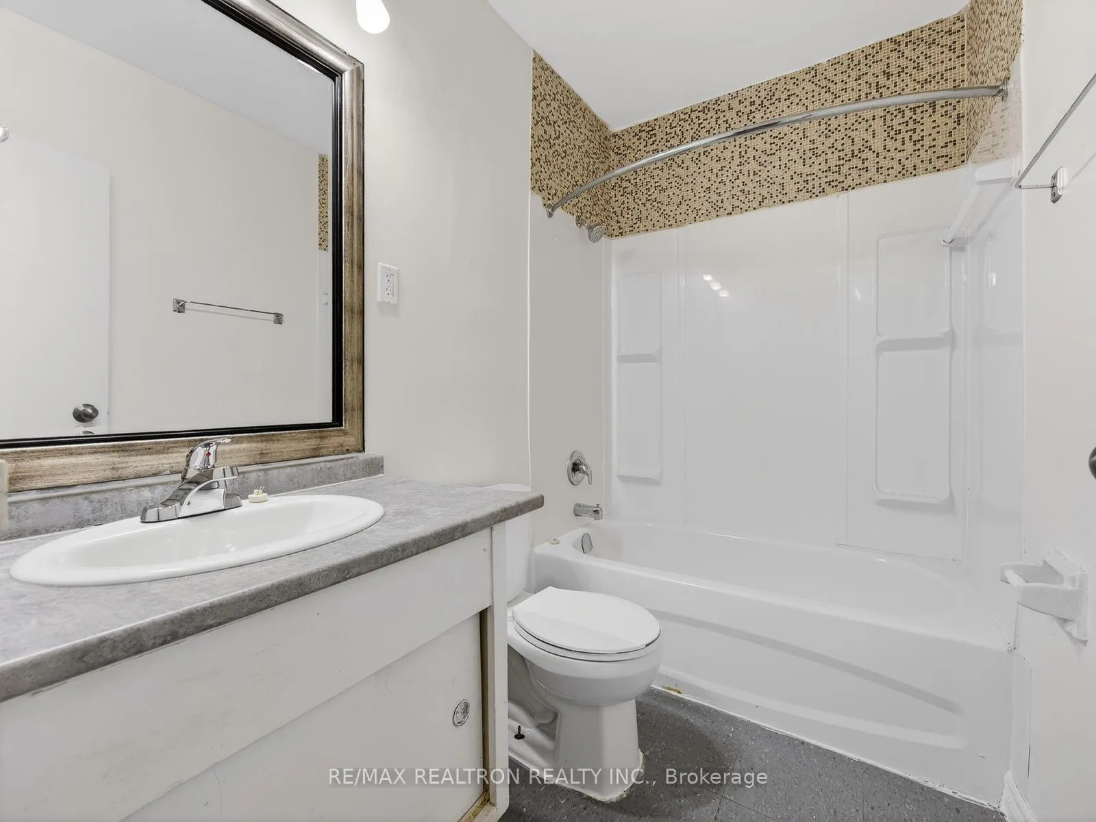 Photo 22 of Unit 404, 275 Wentworth Street W, Oshawa, McLaughlin — HOMEH