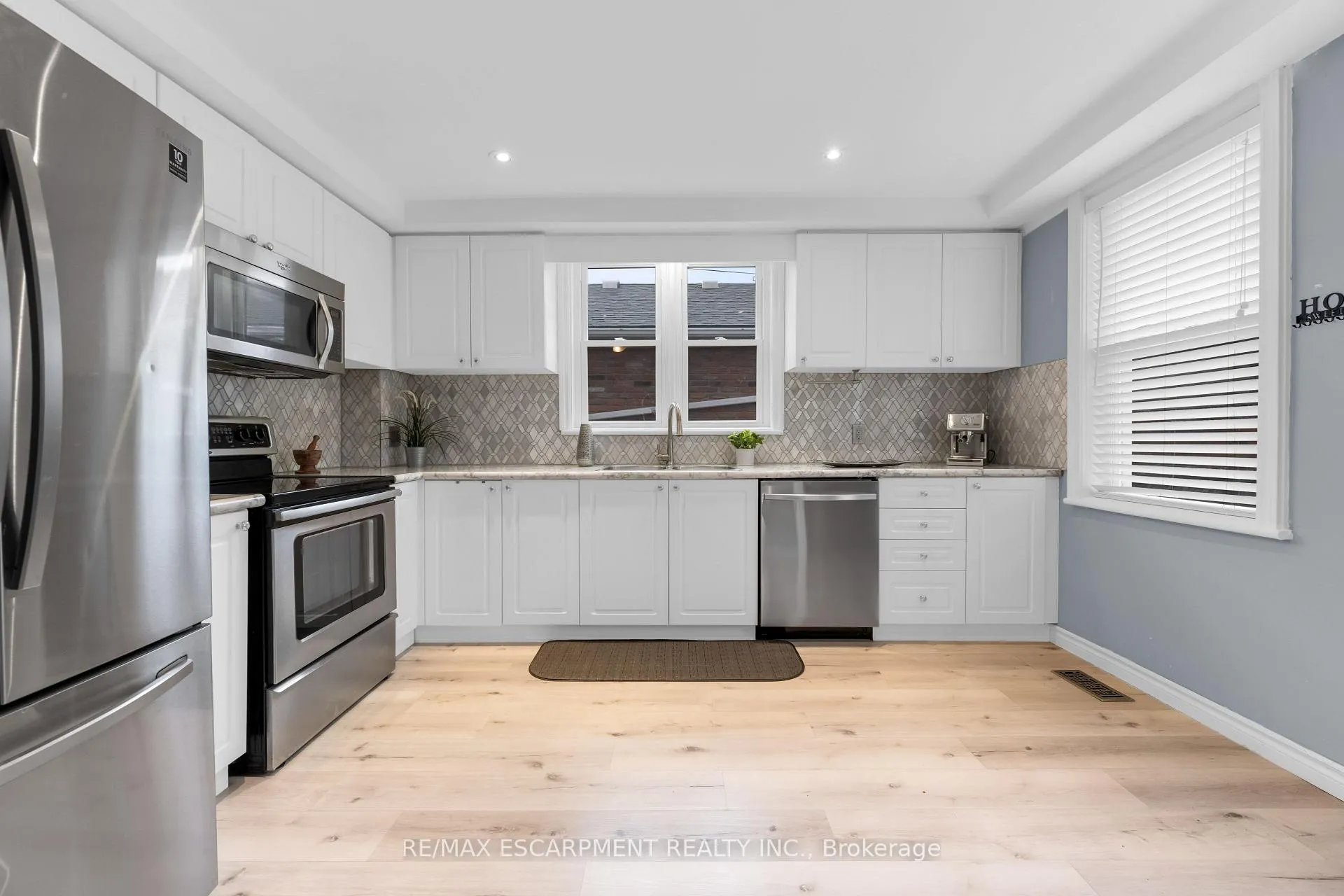 Photo 8 of 221 Julian Avenue, Hamilton, Normanhurst — HOMEH