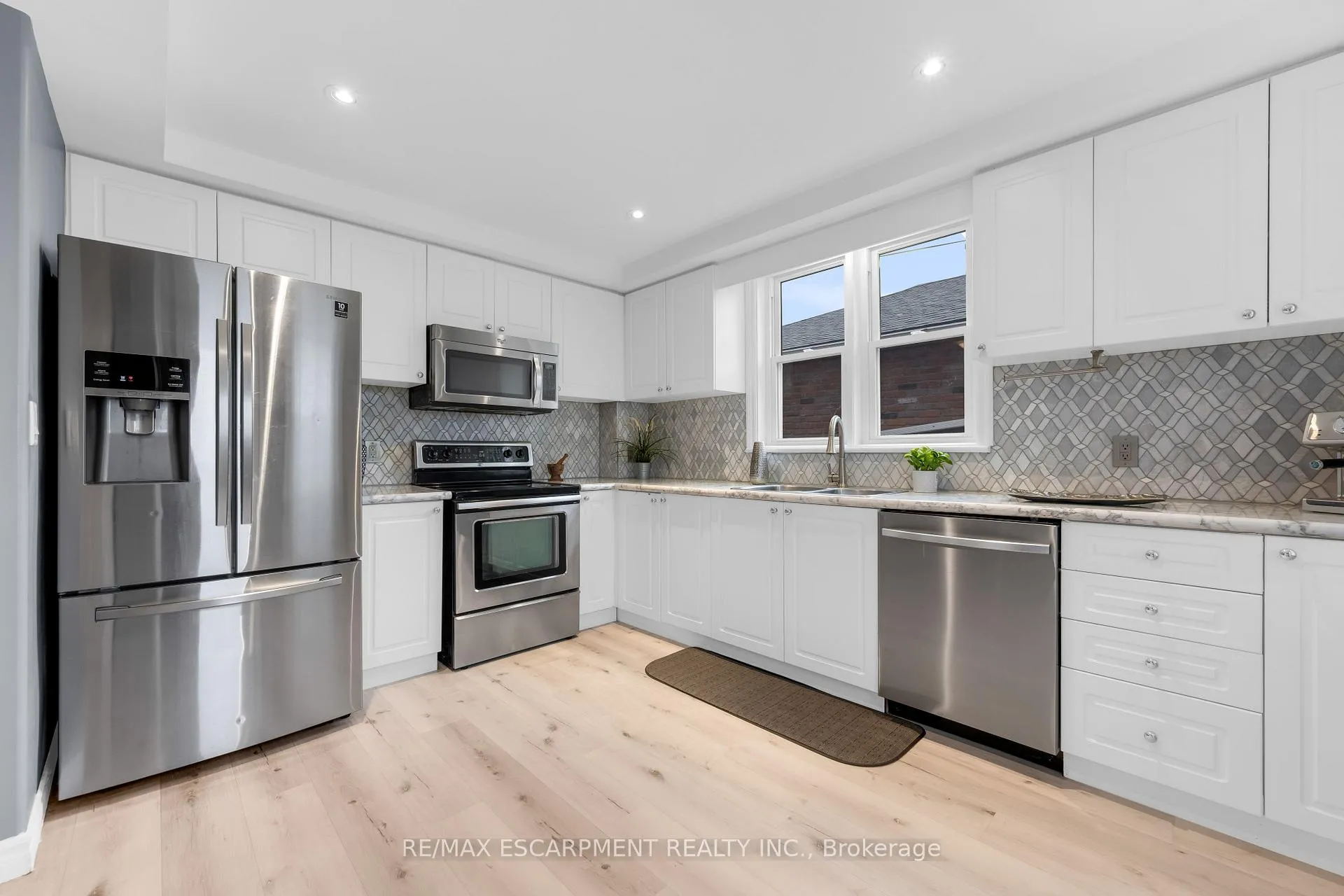 Photo 9 of 221 Julian Avenue, Hamilton, Normanhurst — HOMEH