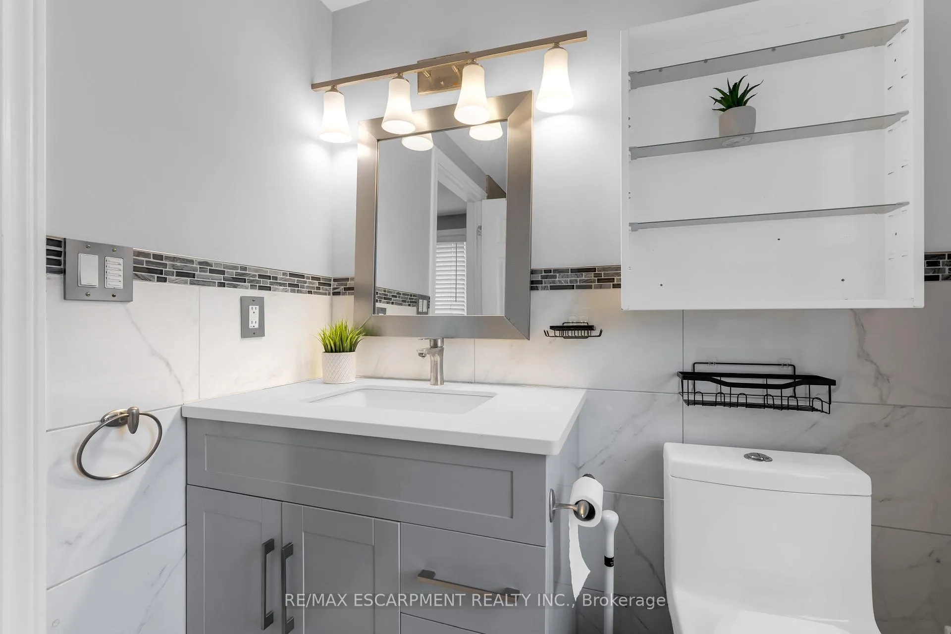 Photo 23 of 221 Julian Avenue, Hamilton, Normanhurst — HOMEH