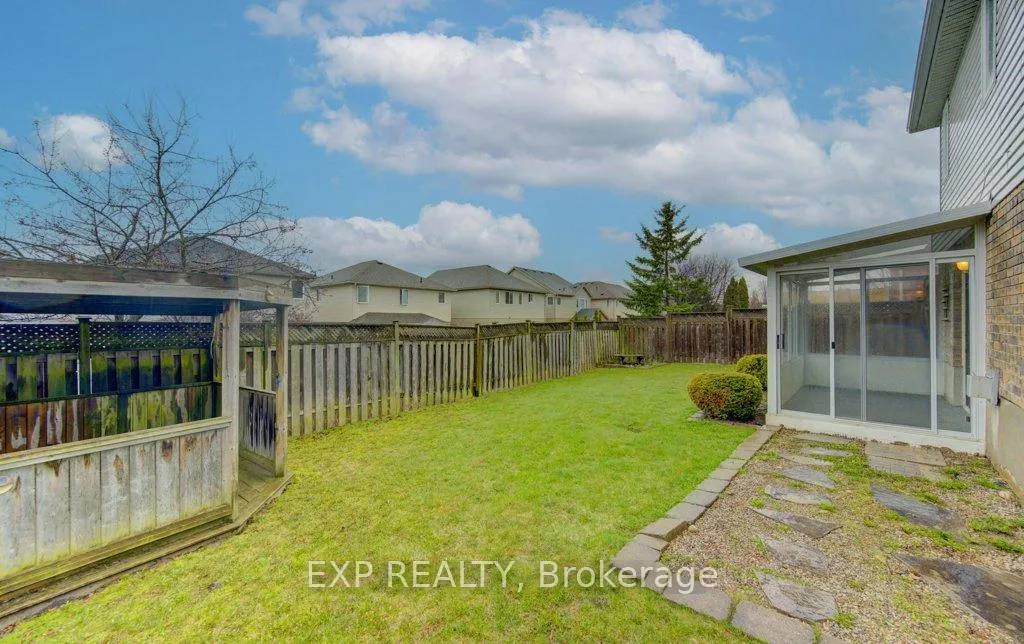 Photo 24 of 431 Lausanne Crescent, Waterloo — HOMEH
