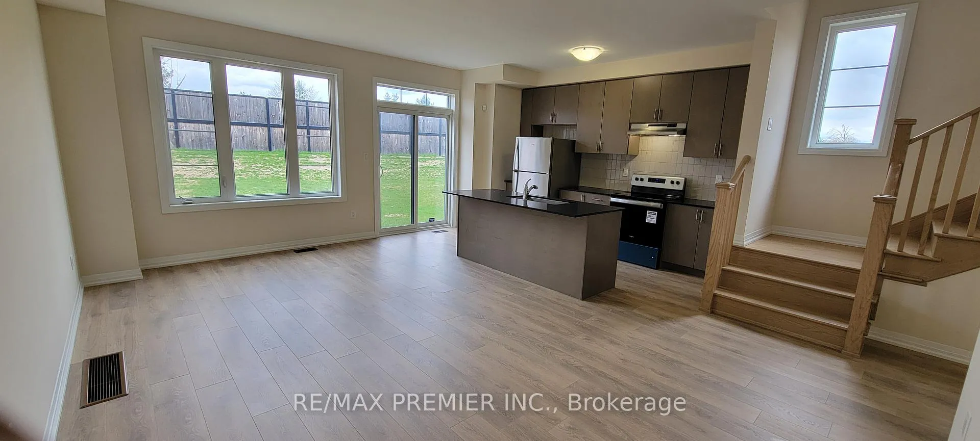 Photo 2 of 94 Turnberry Lane, Barrie, Painswick South — HOMEH